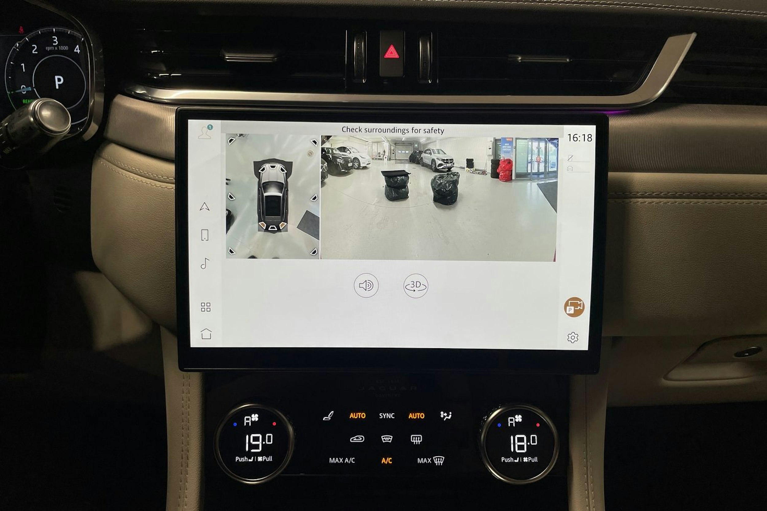 punainen Jaguar F-PACE 2021 kuva 22.