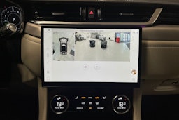 punainen Jaguar F-PACE 2021 kuva 22.