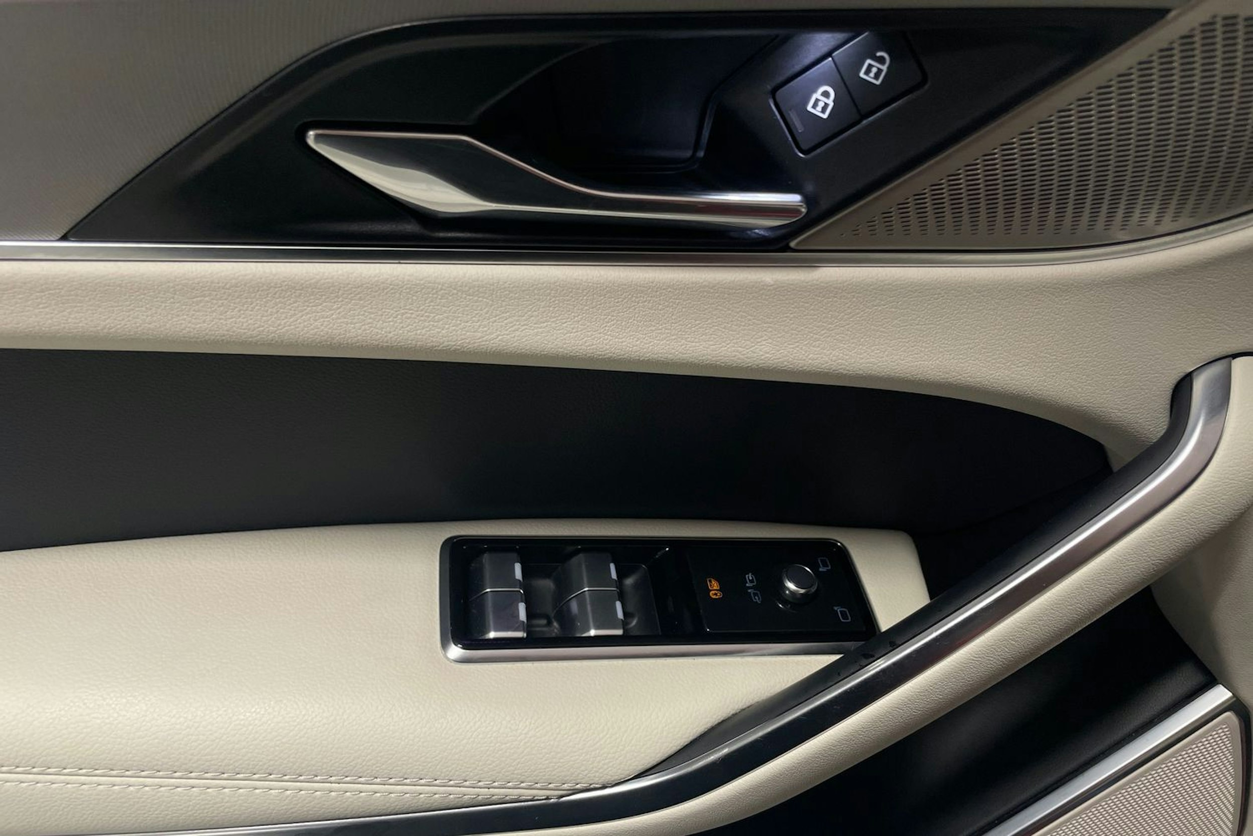 punainen Jaguar F-PACE 2021 kuva 26.