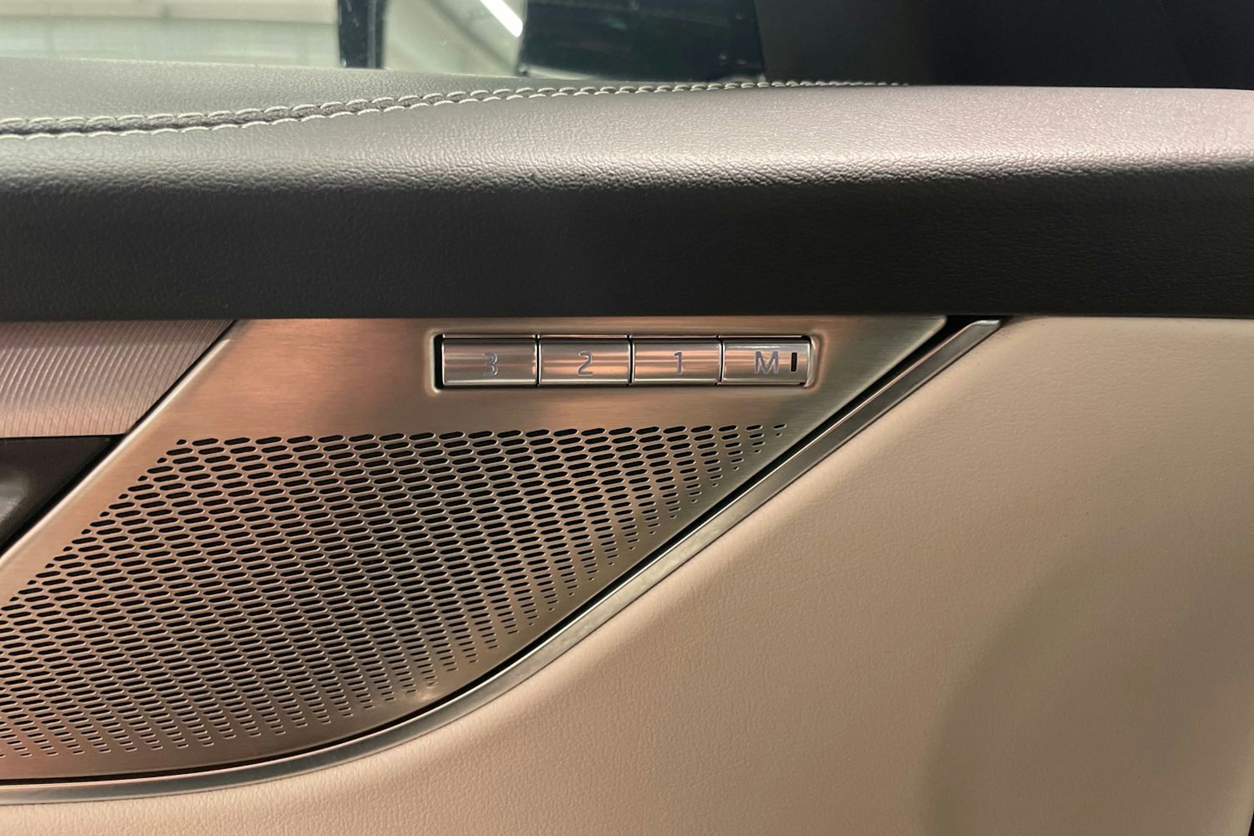 punainen Jaguar F-PACE 2021 kuva 27.