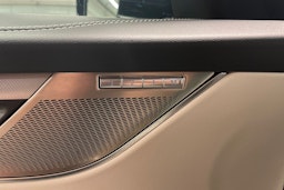 punainen Jaguar F-PACE 2021 kuva 27.