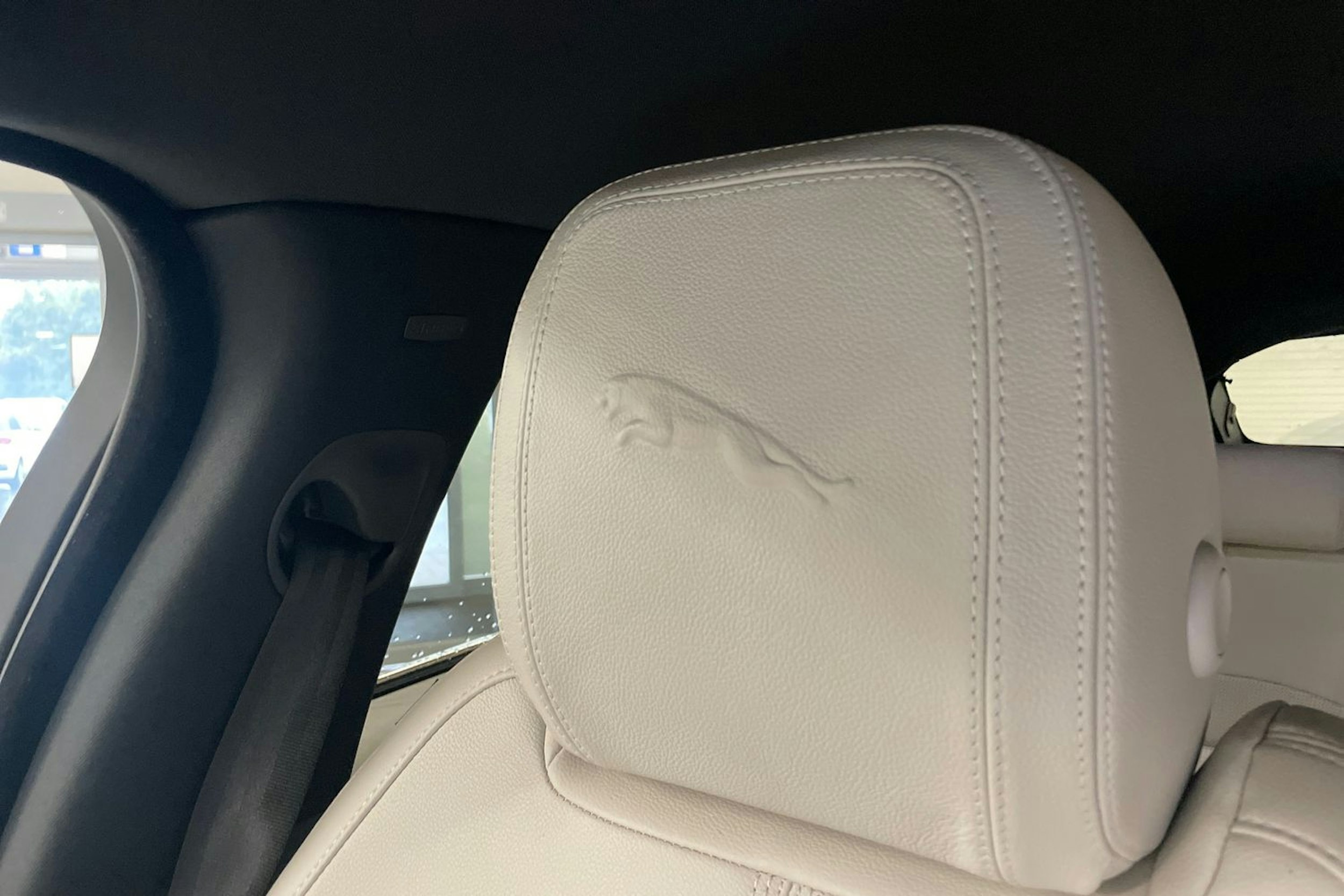 punainen Jaguar F-PACE 2021 kuva 29.