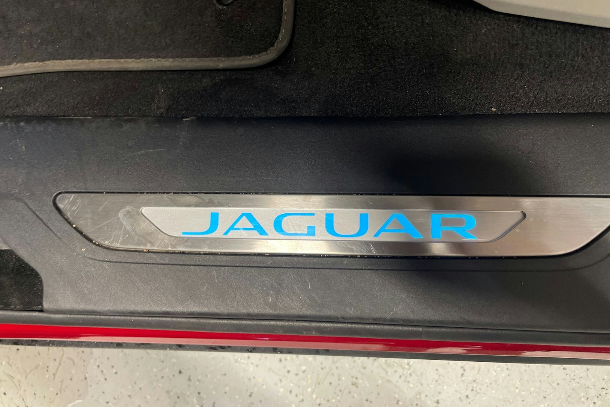 punainen Jaguar F-PACE 2021 kuva 30.