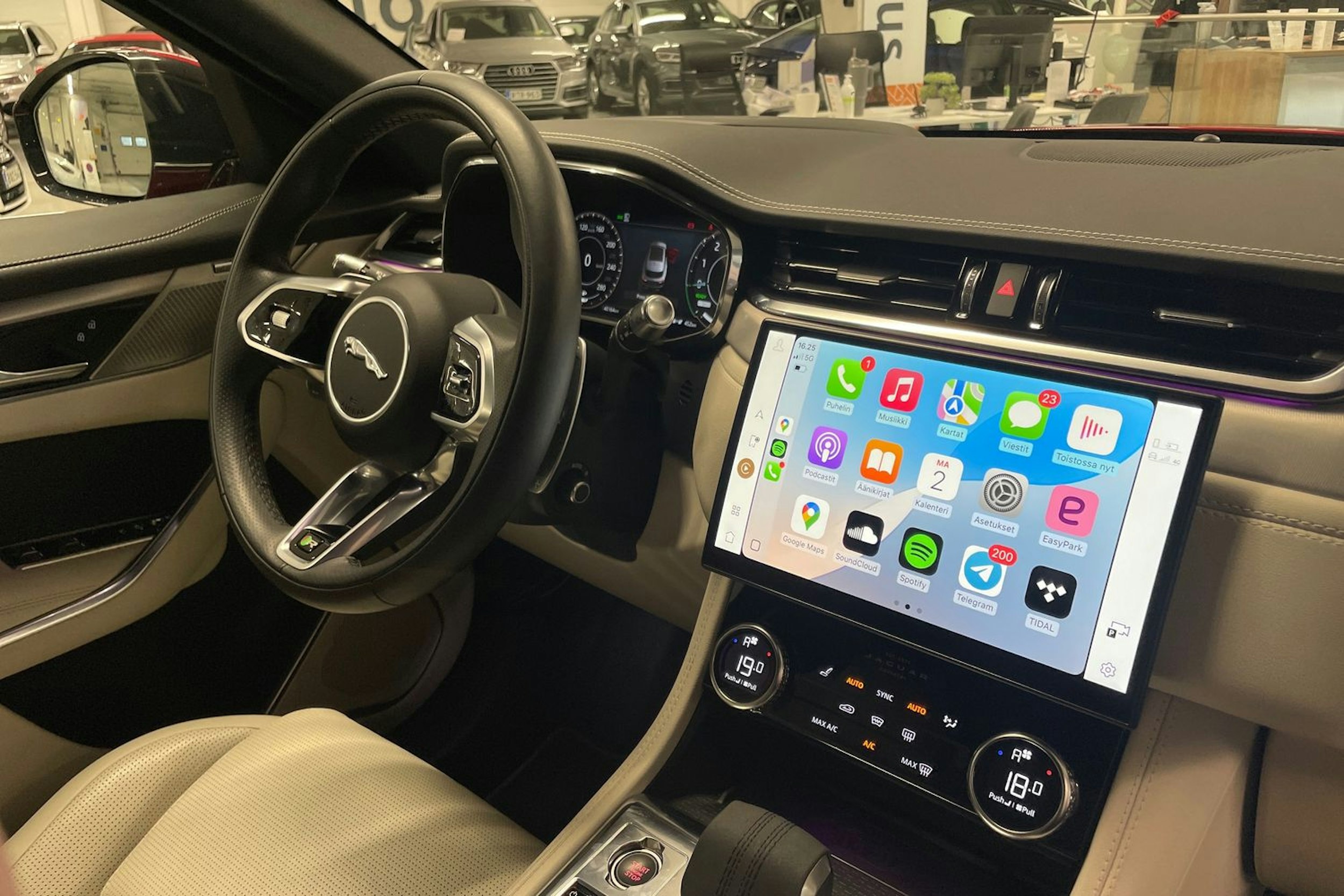 punainen Jaguar F-PACE 2021 kuva 31.