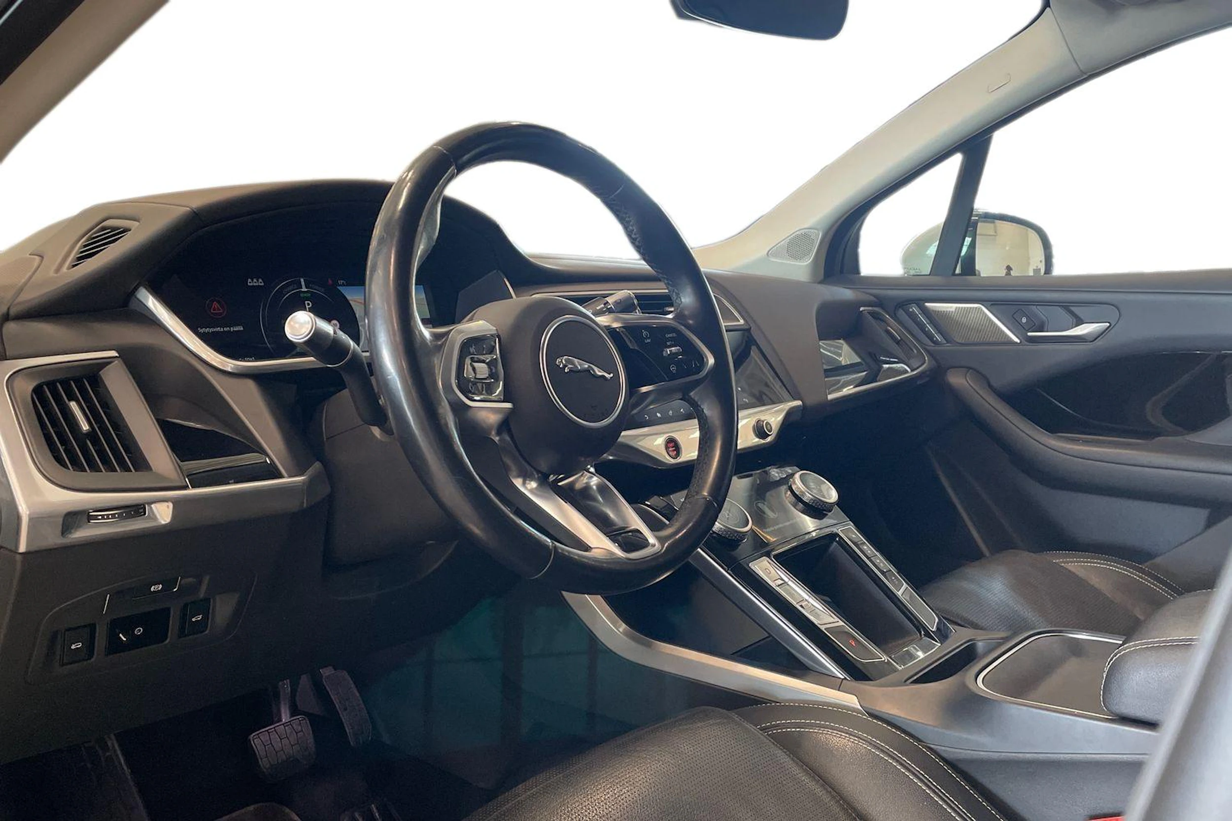 valkoinen Jaguar I-PACE 2018 kuva 6.