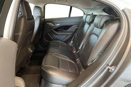 valkoinen Jaguar I-PACE 2018 kuva 8.