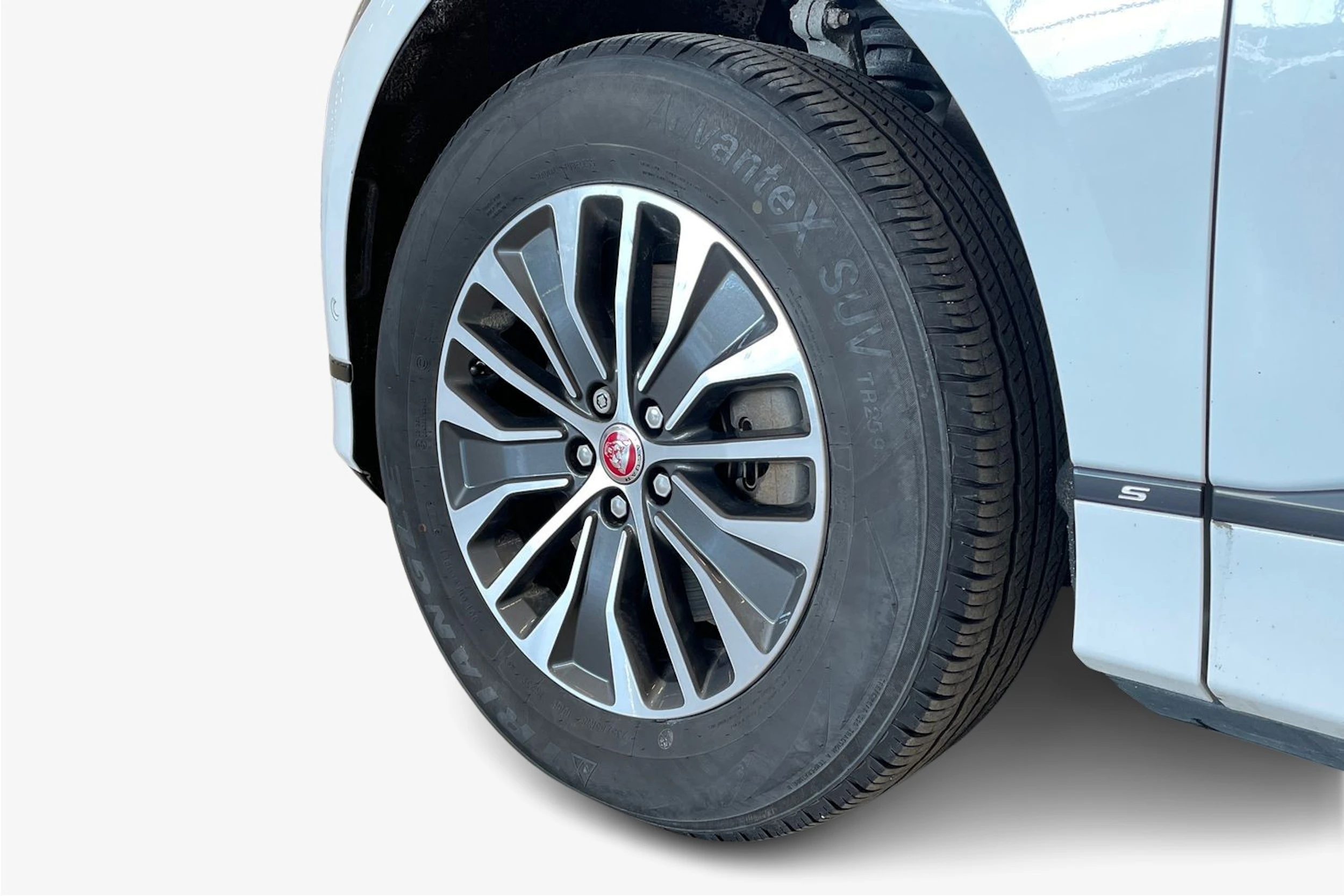 valkoinen Jaguar I-PACE 2018 kuva 9.