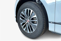 valkoinen Jaguar I-PACE 2018 kuva 9.