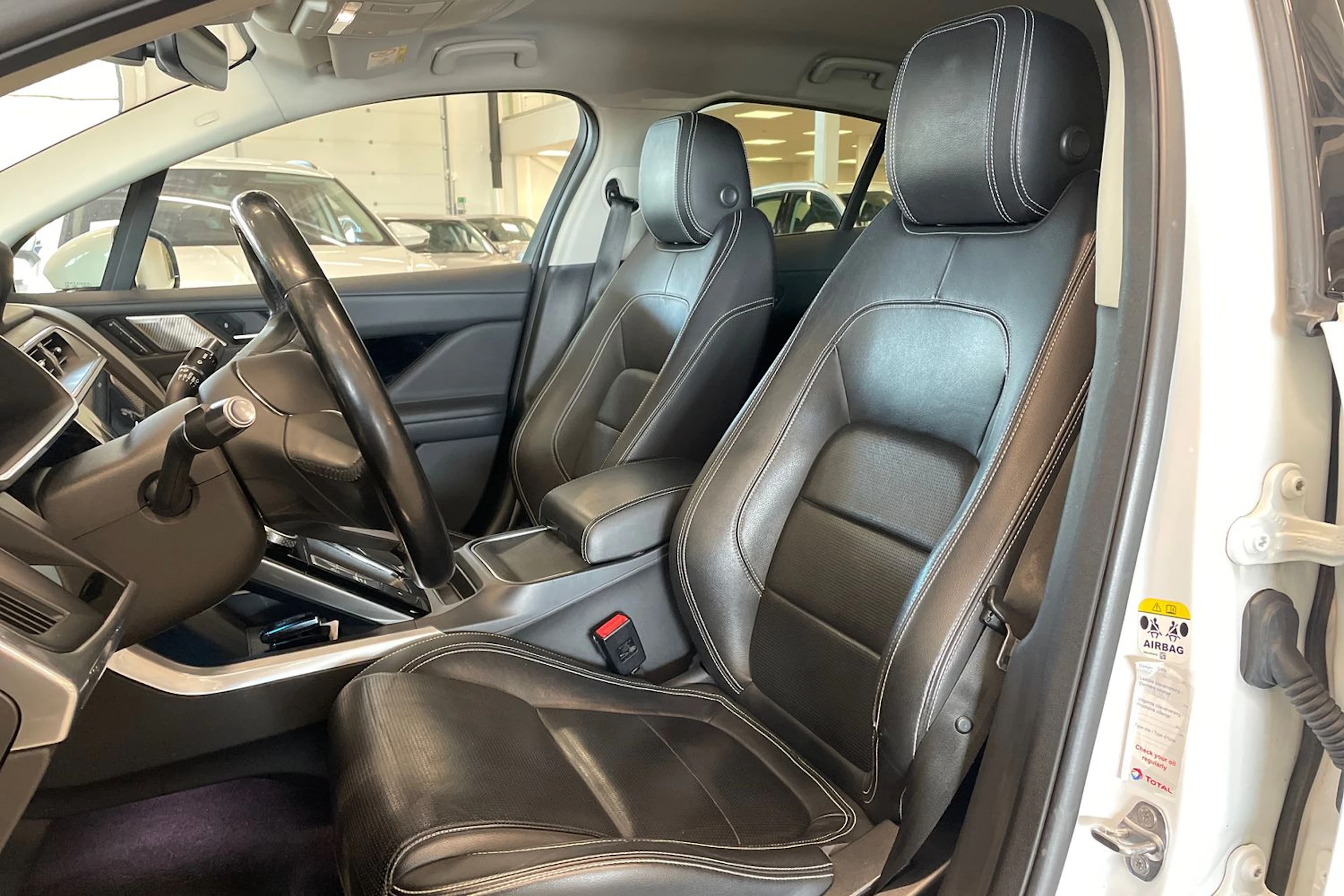 valkoinen Jaguar I-PACE 2018 kuva 11.