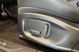 valkoinen Jaguar I-PACE 2018 kuva 12.