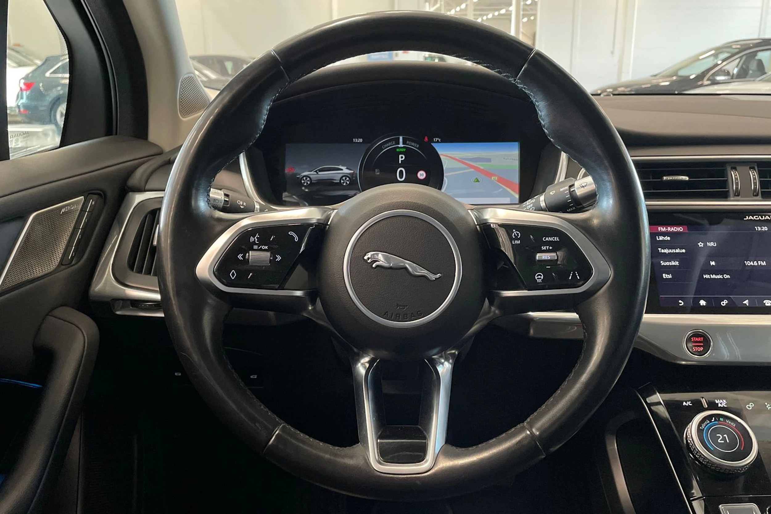 valkoinen Jaguar I-PACE 2018 kuva 13.