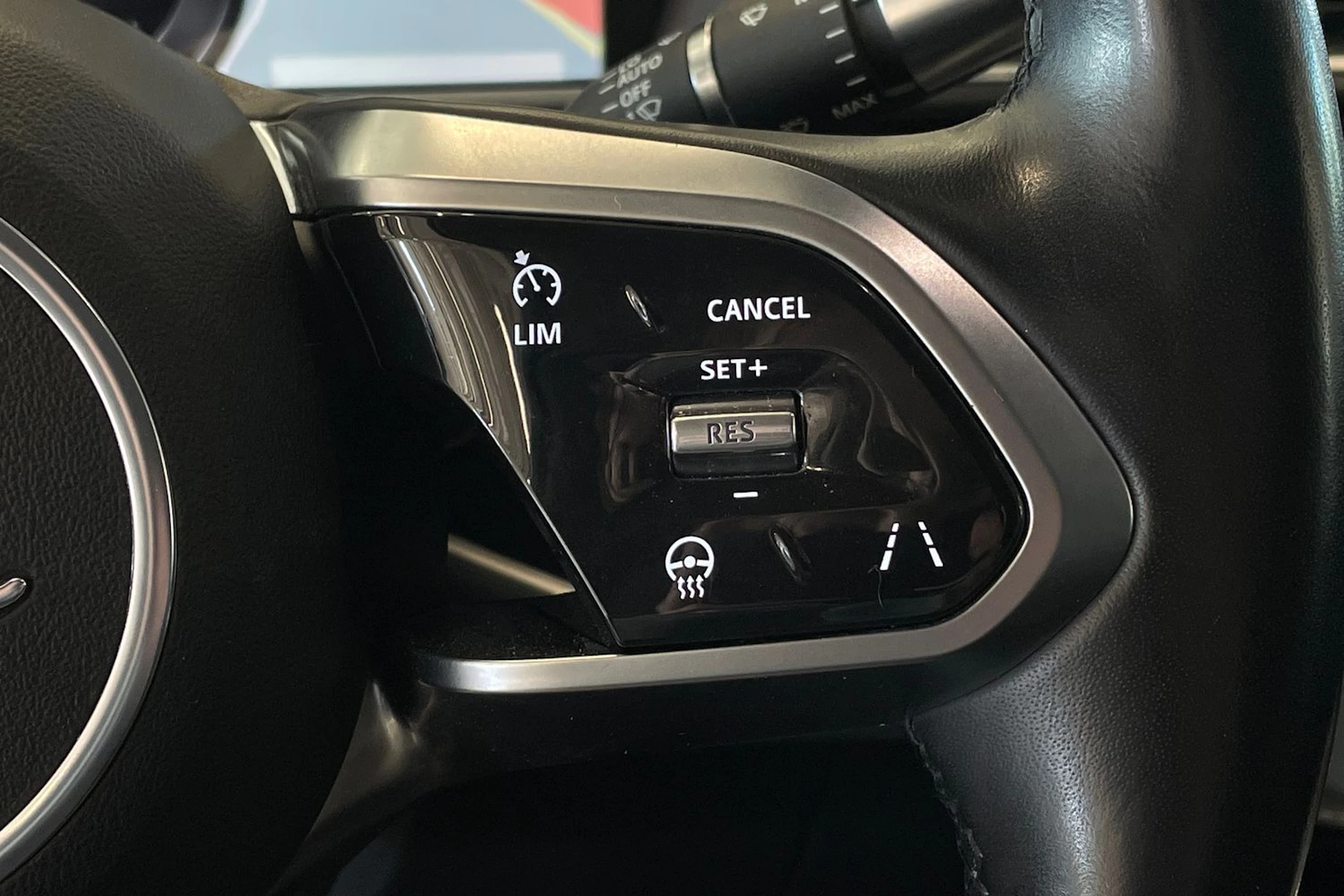 valkoinen Jaguar I-PACE 2018 kuva 14.