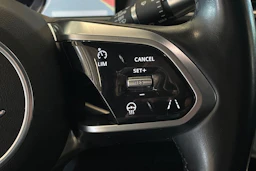 valkoinen Jaguar I-PACE 2018 kuva 14.