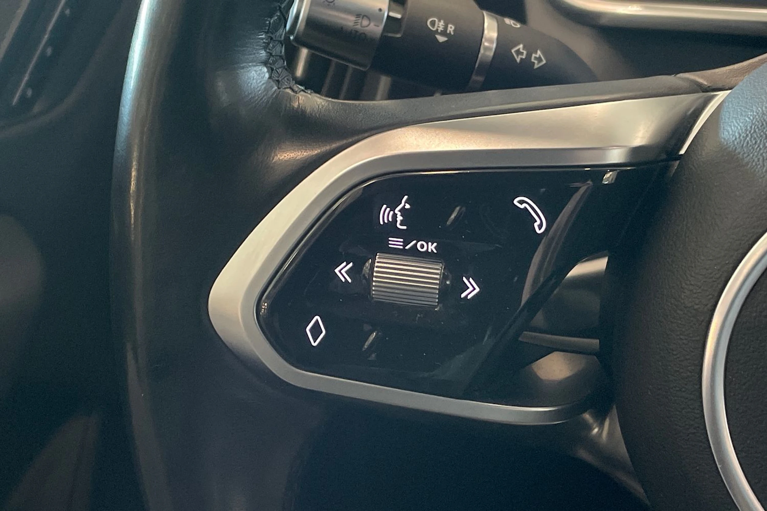 valkoinen Jaguar I-PACE 2018 kuva 15.