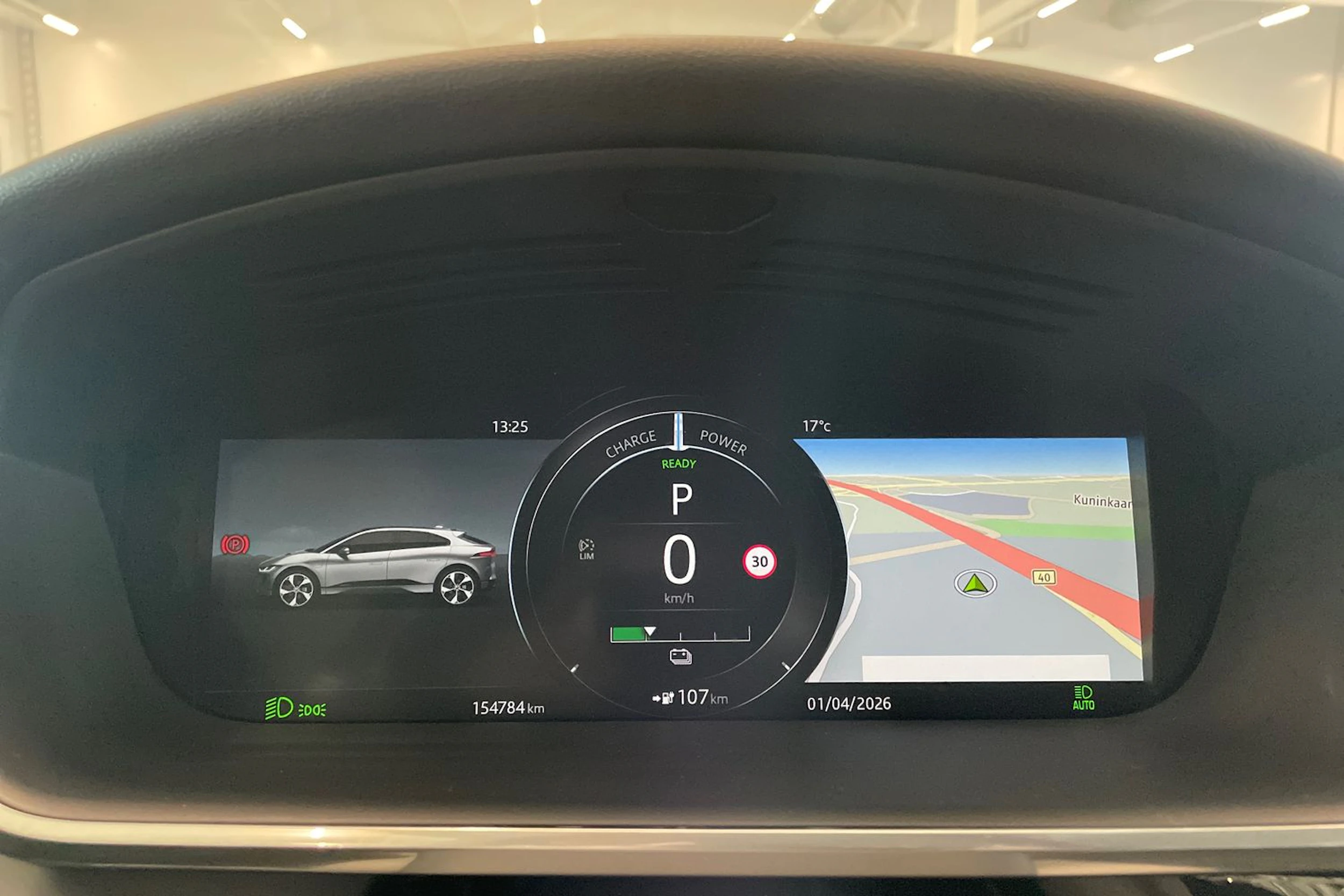 valkoinen Jaguar I-PACE 2018 kuva 17.