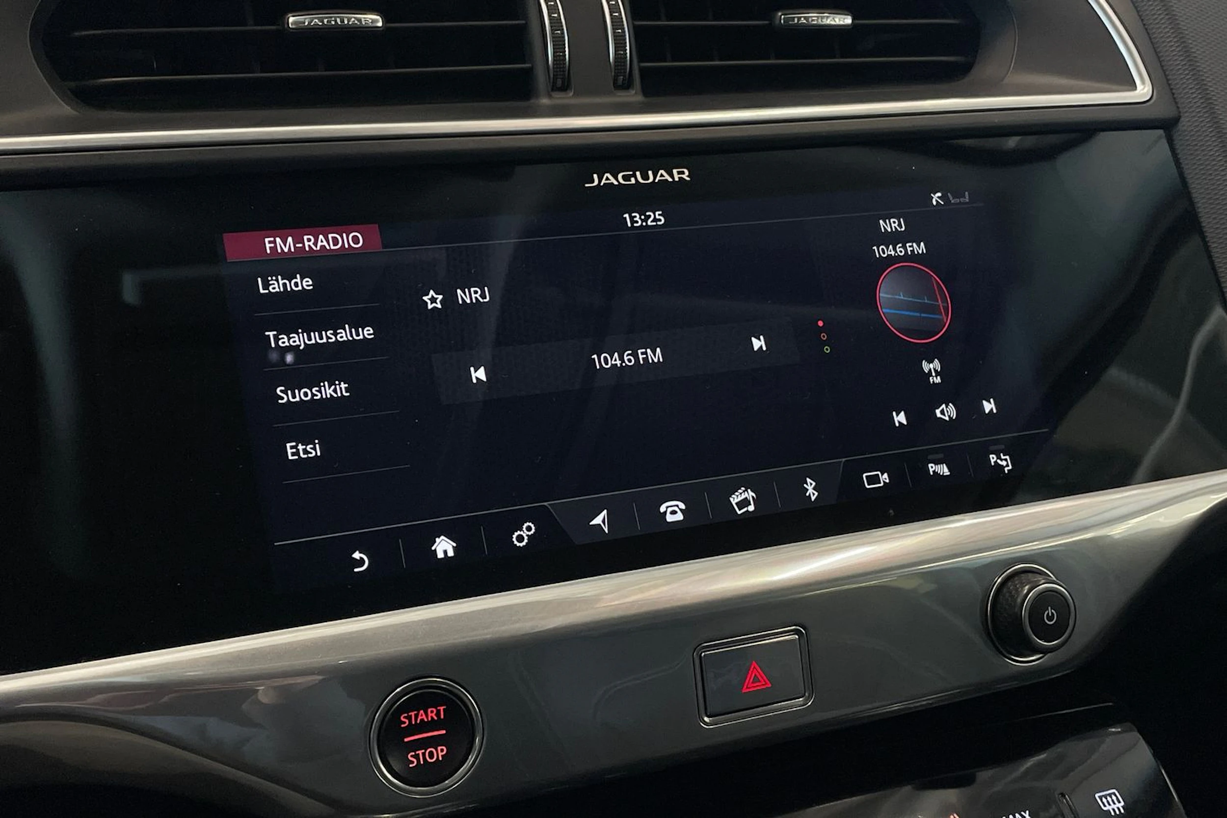 valkoinen Jaguar I-PACE 2018 kuva 18.