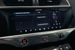 valkoinen Jaguar I-PACE 2018 kuva 19.