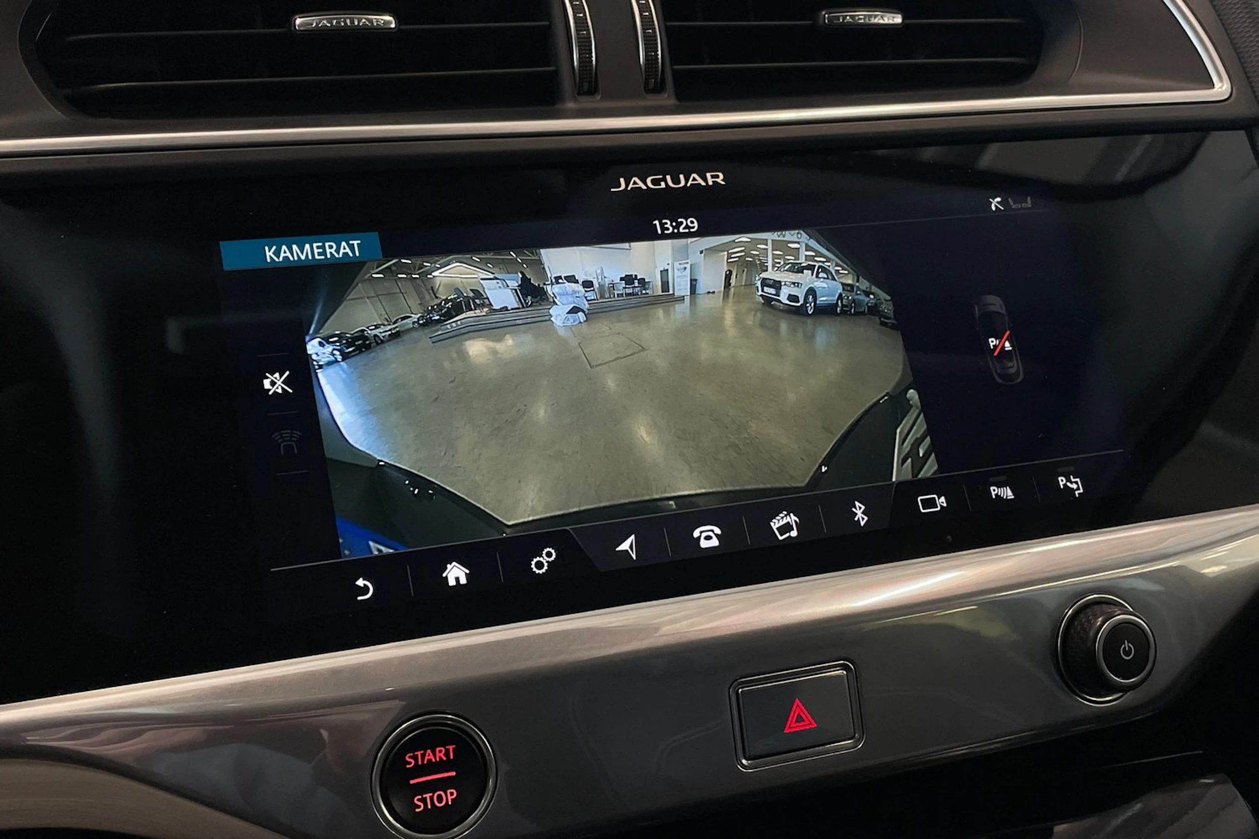 valkoinen Jaguar I-PACE 2018 kuva 21.