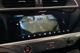 valkoinen Jaguar I-PACE 2018 kuva 21.