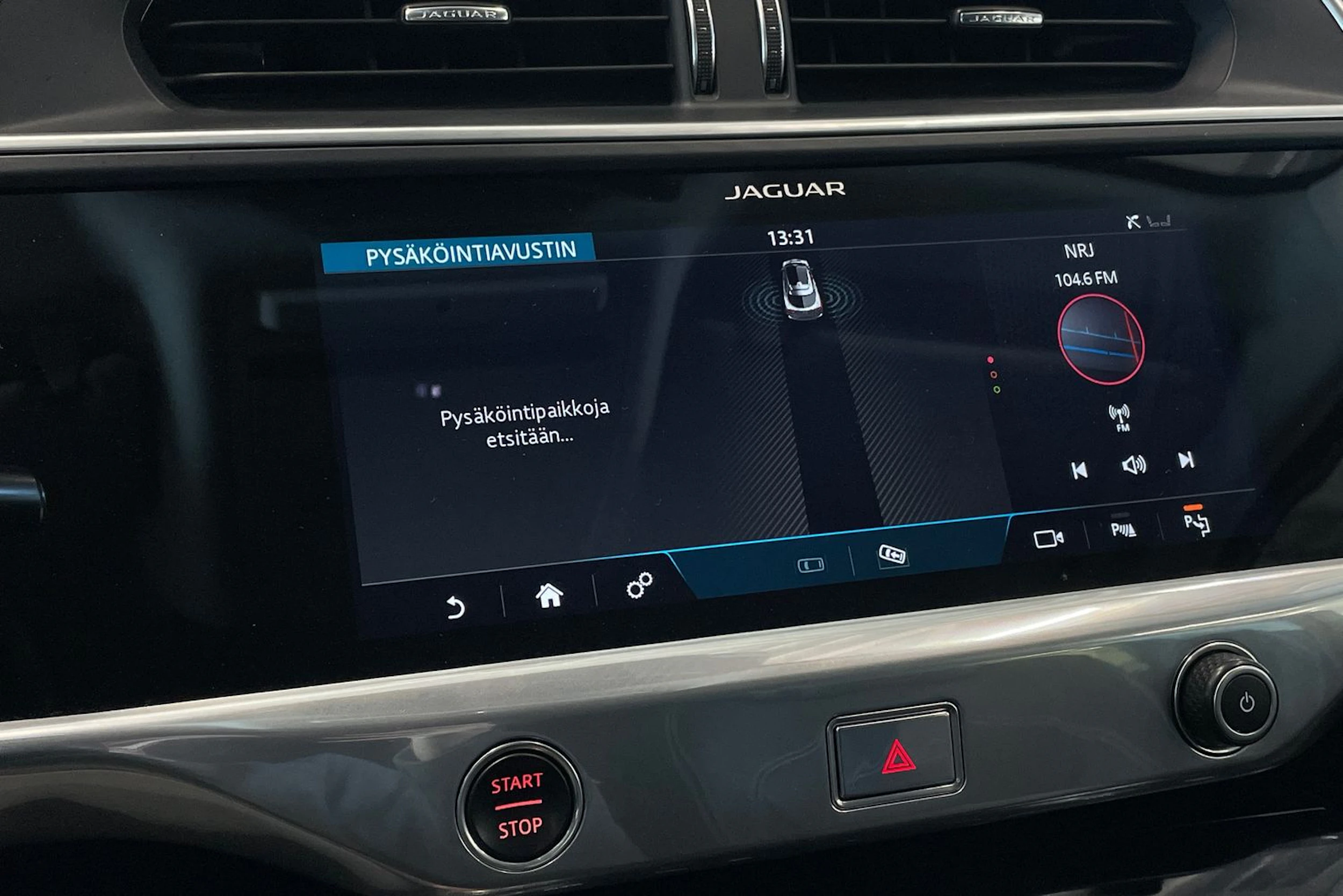 valkoinen Jaguar I-PACE 2018 kuva 22.