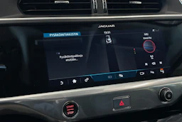 valkoinen Jaguar I-PACE 2018 kuva 22.