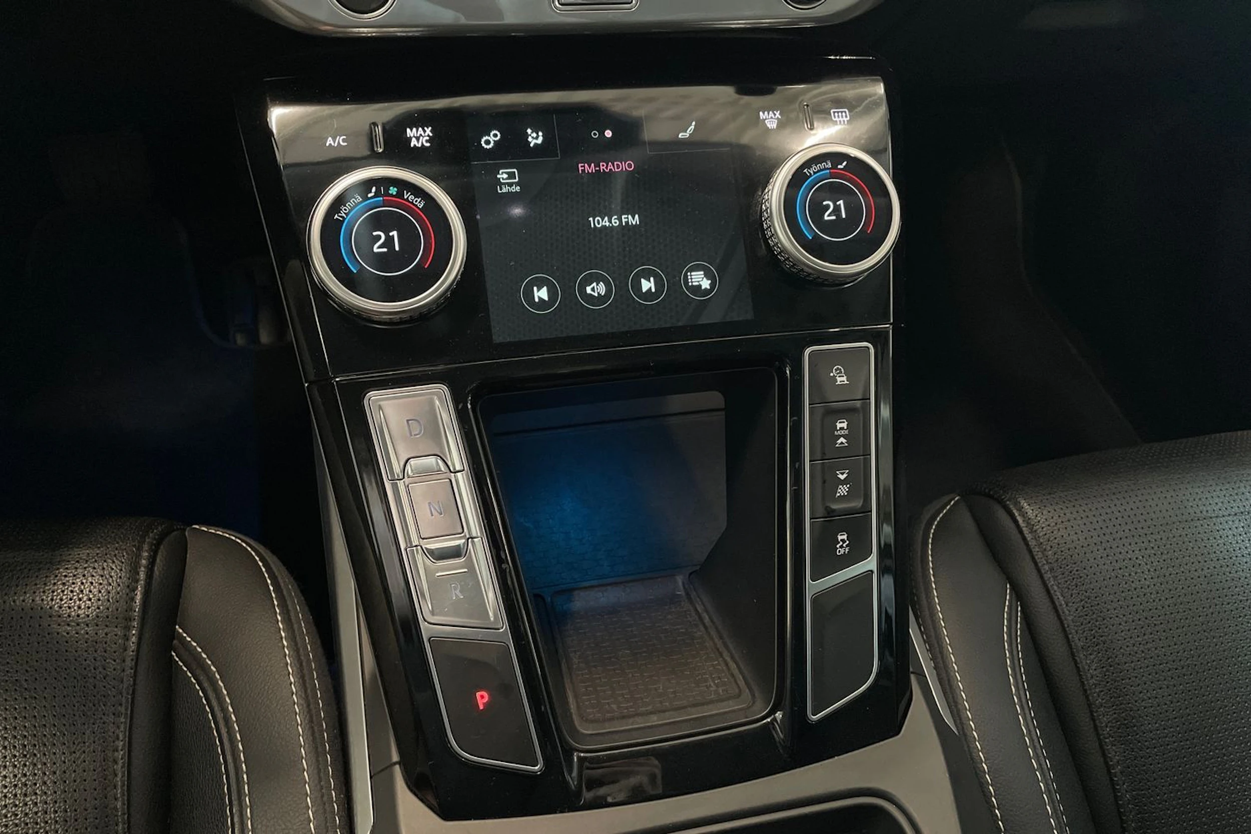 valkoinen Jaguar I-PACE 2018 kuva 25.