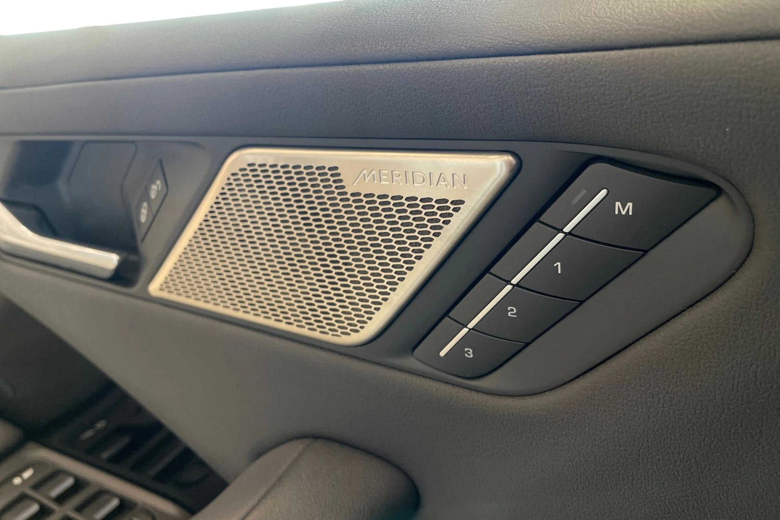 valkoinen Jaguar I-PACE 2018 kuva 27.