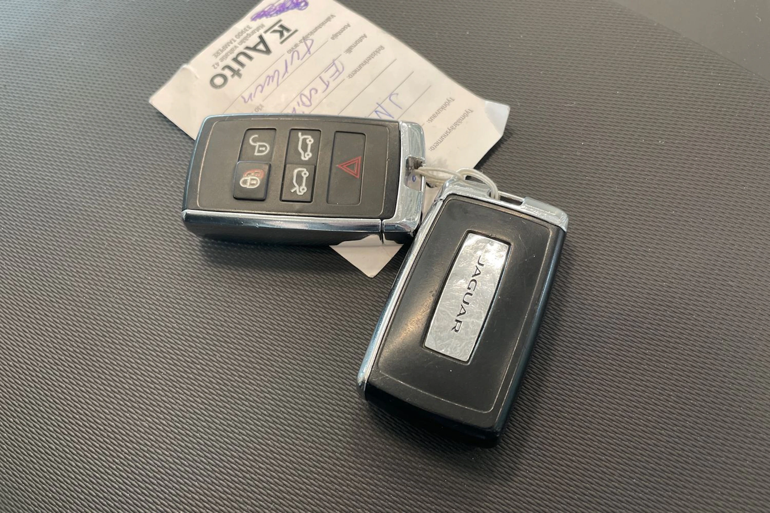 valkoinen Jaguar I-PACE 2018 kuva 31.