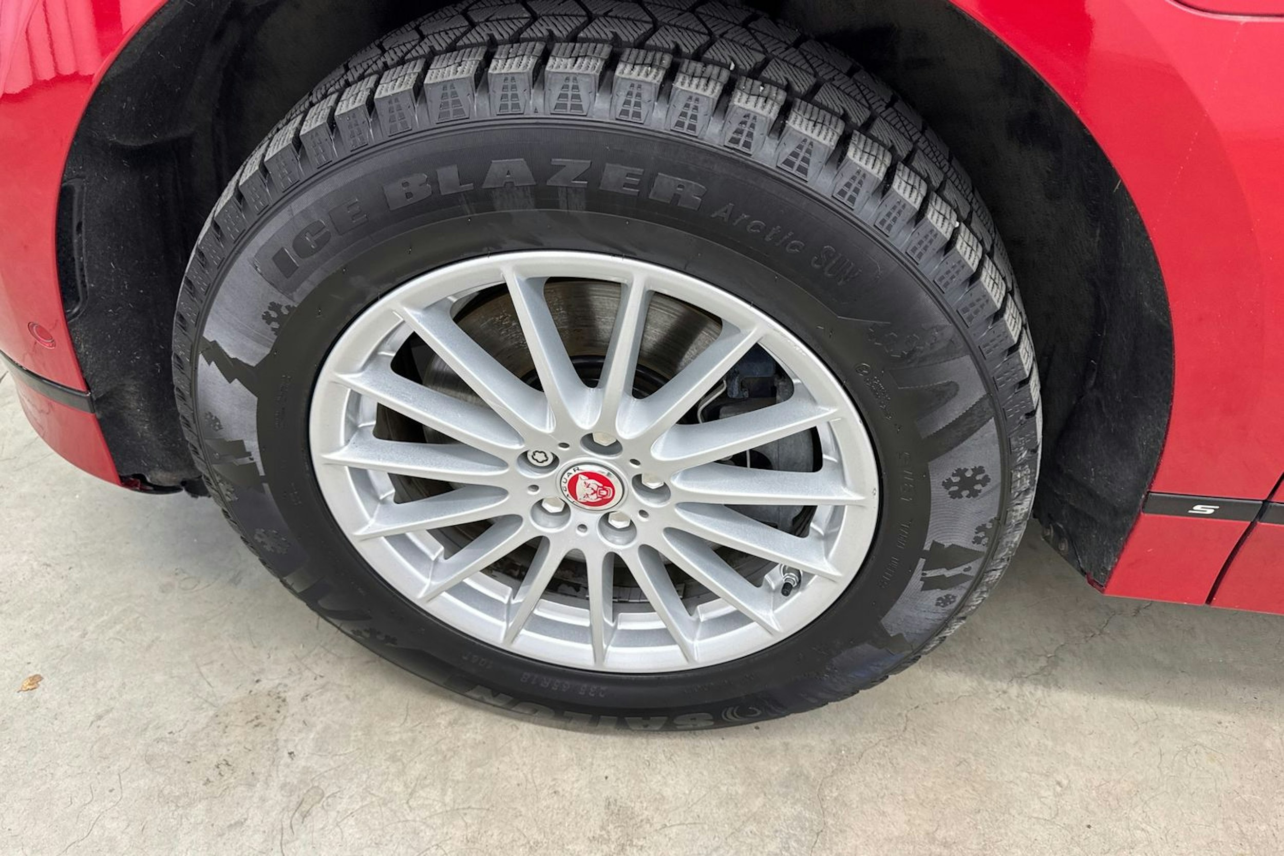 Punainen Jaguar I-PACE 2019 kuva 11.
