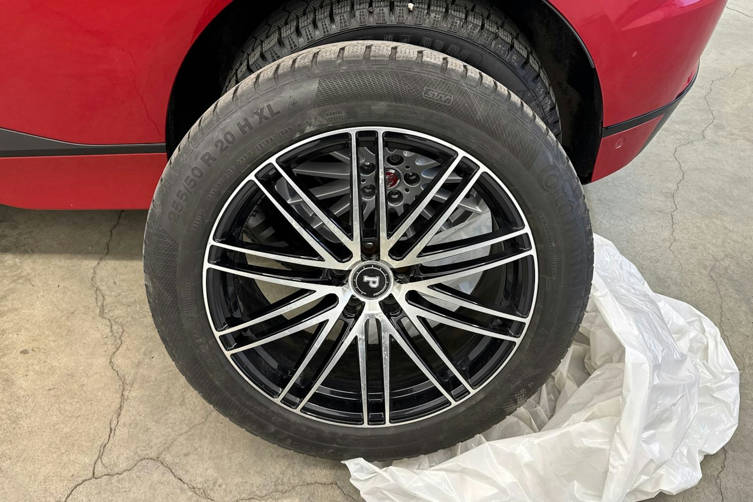 Punainen Jaguar I-PACE 2019 kuva 13.