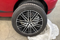 Punainen Jaguar I-PACE 2019 kuva 13.
