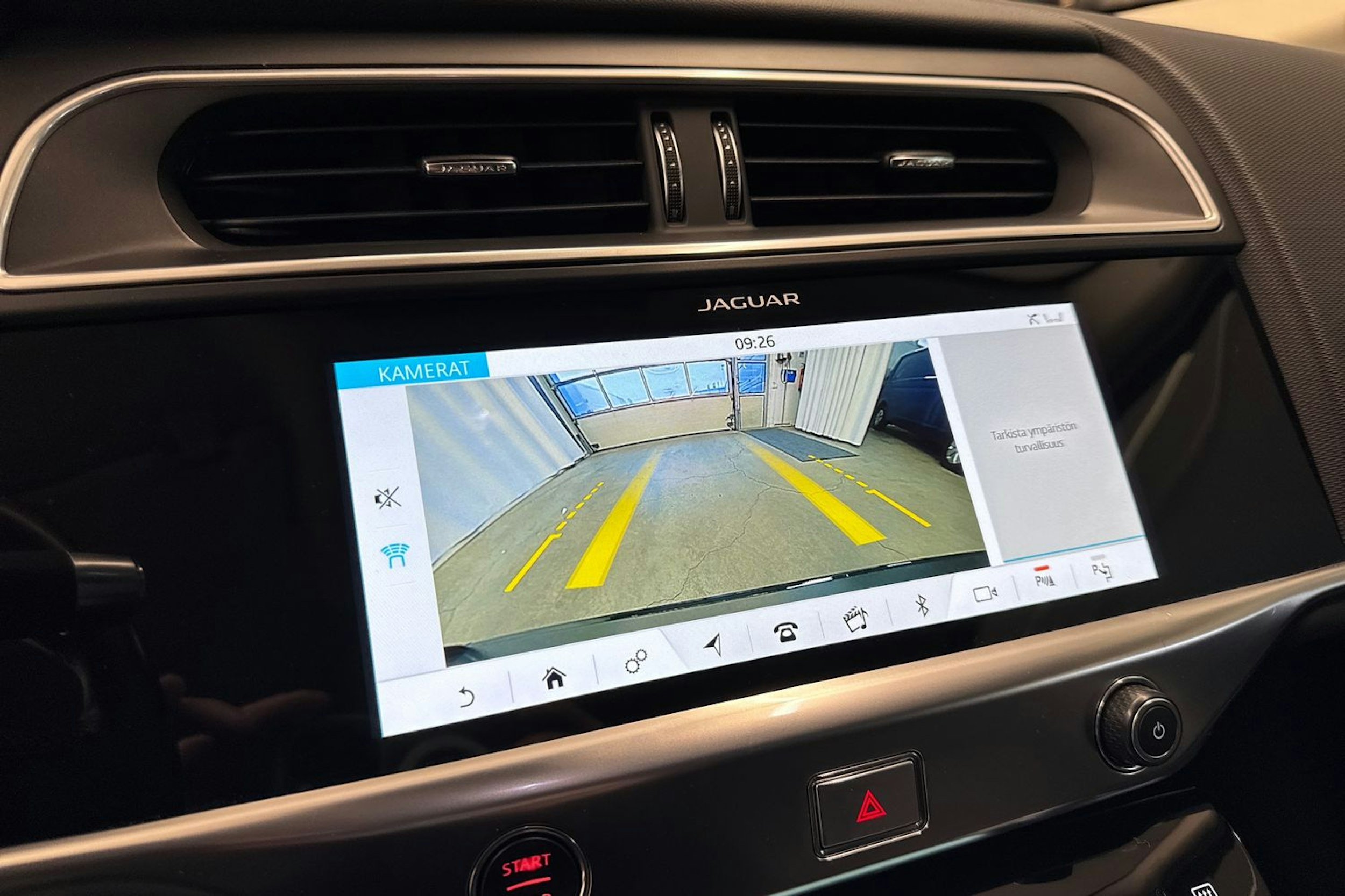 Punainen Jaguar I-PACE 2019 kuva 16.