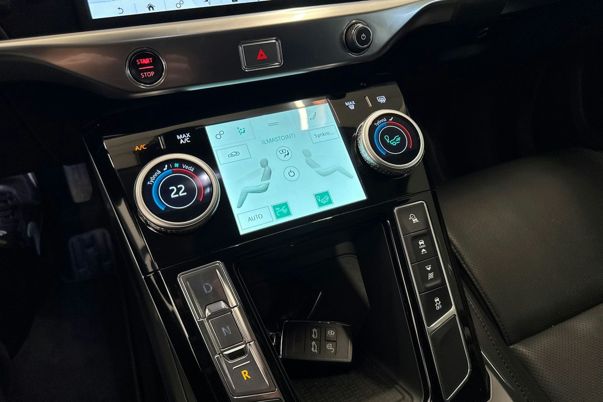 Punainen Jaguar I-PACE 2019 kuva 17.