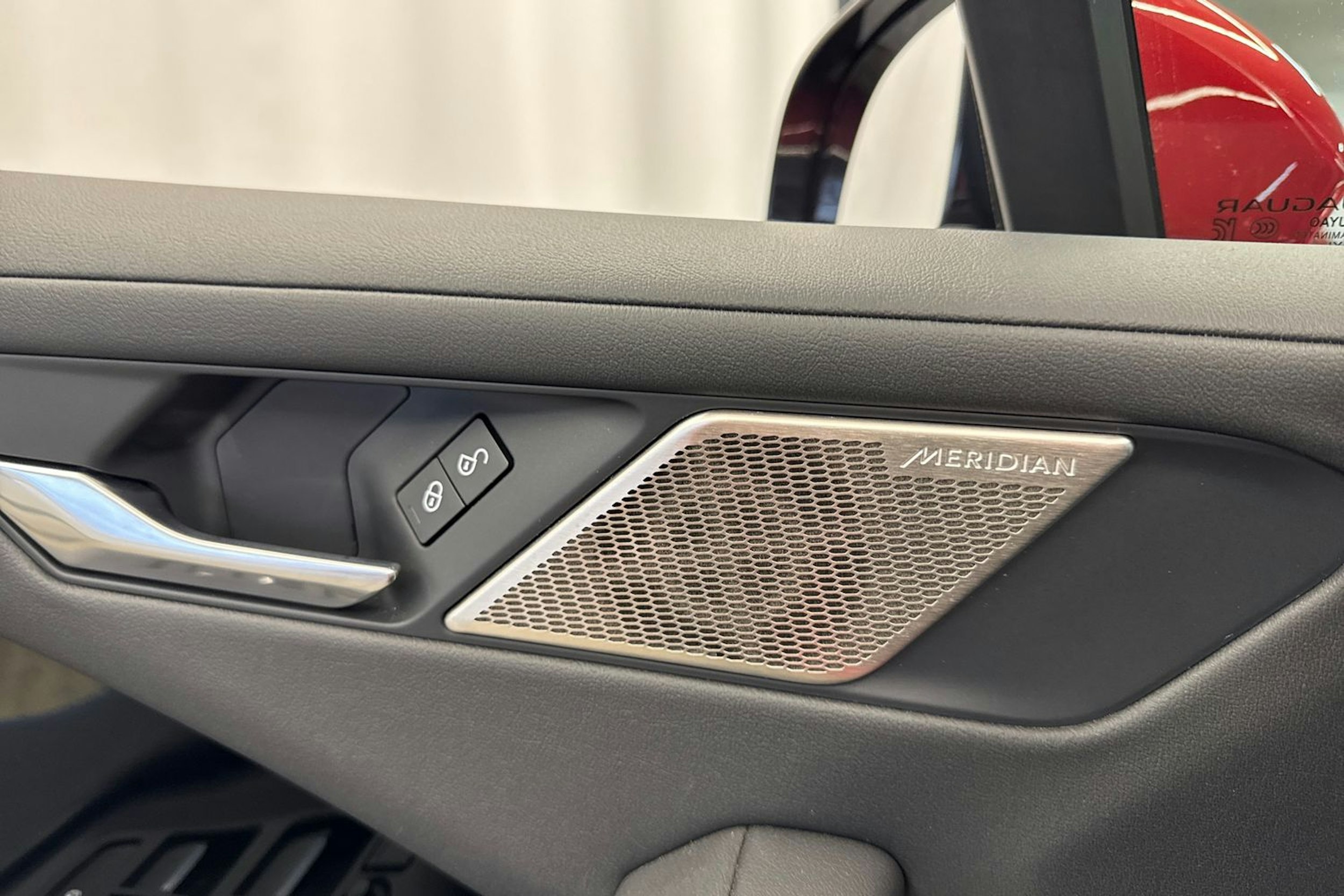 Punainen Jaguar I-PACE 2019 kuva 18.