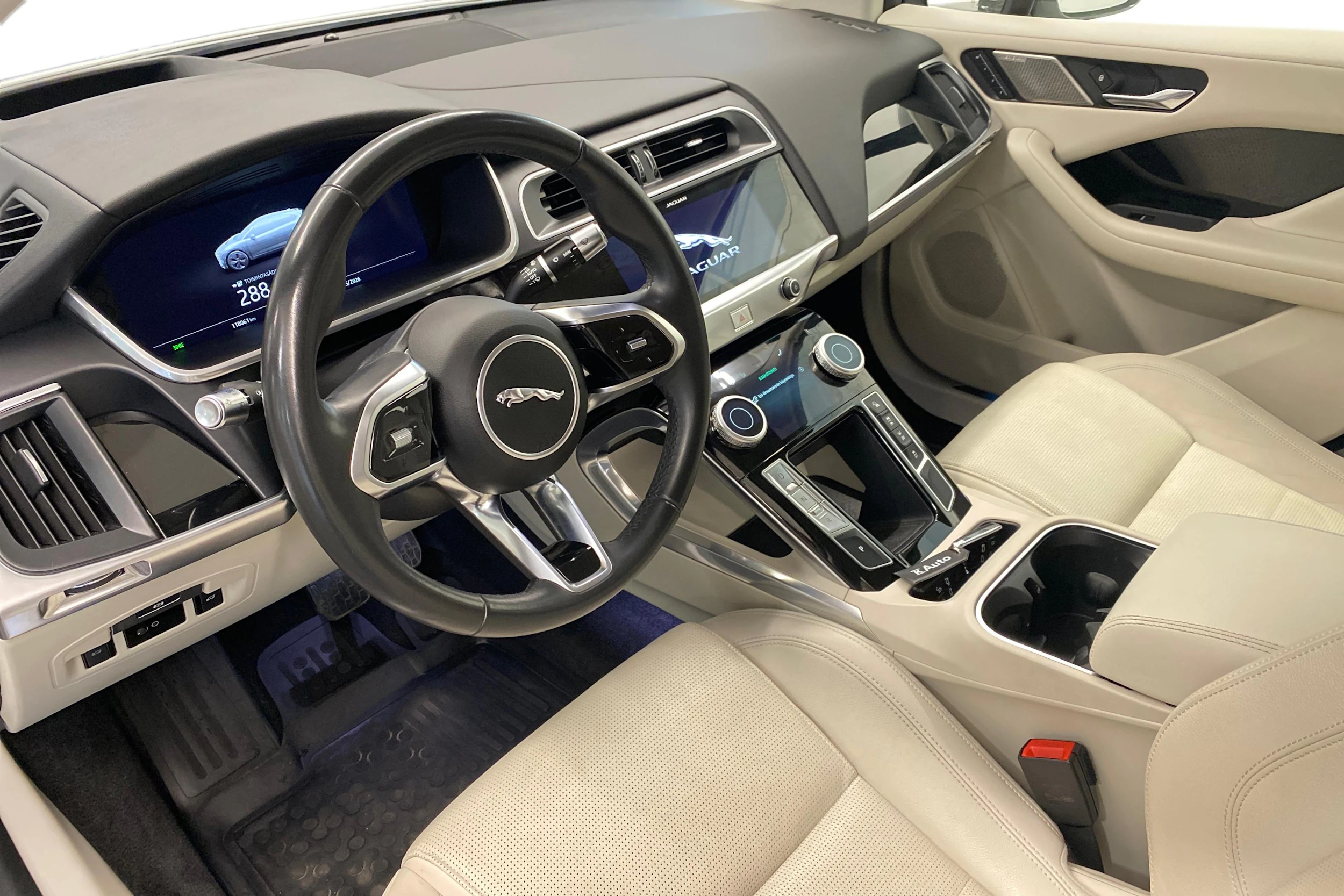 valkoinen Jaguar I-PACE 2019 kuva 6.