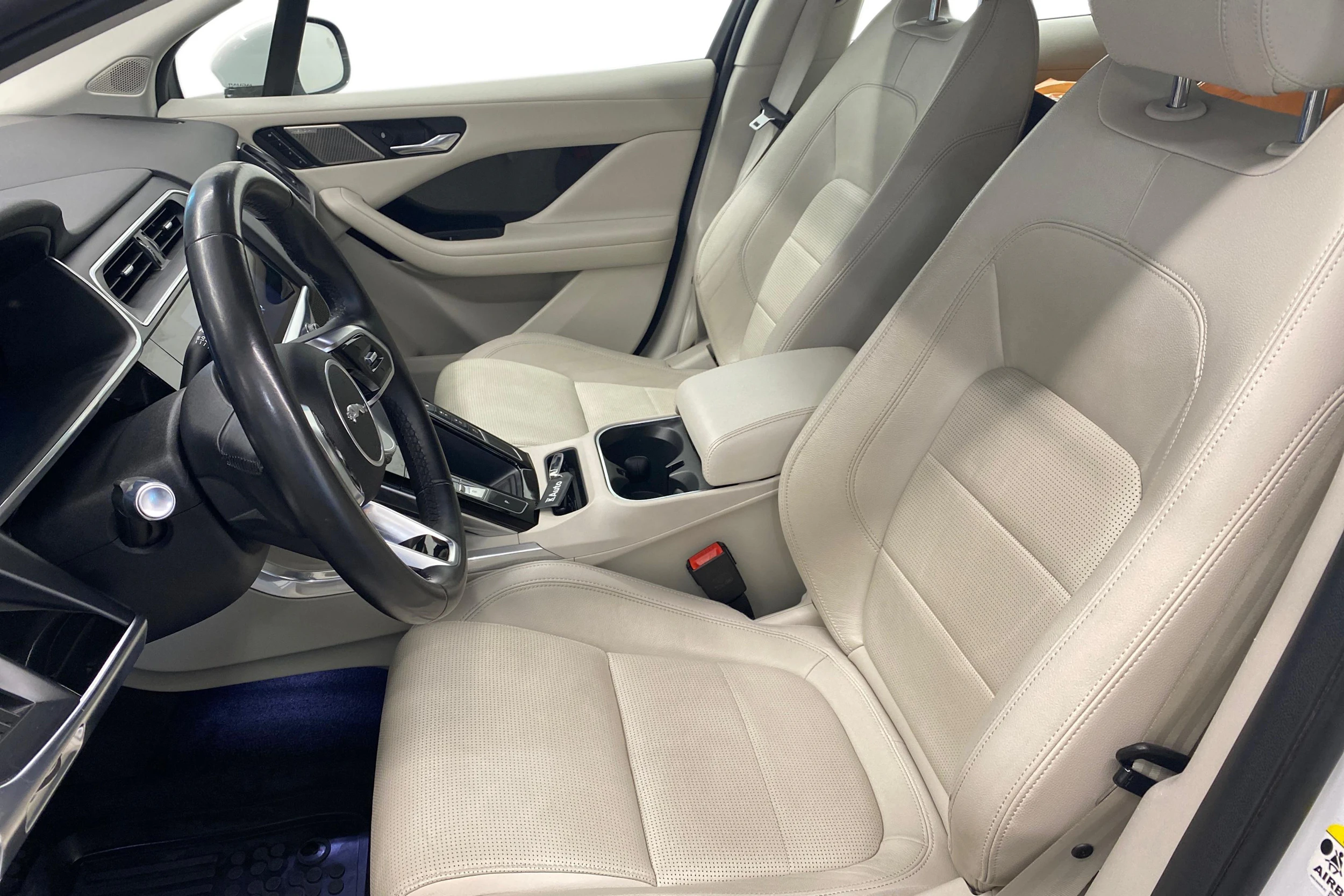 valkoinen Jaguar I-PACE 2019 kuva 8.