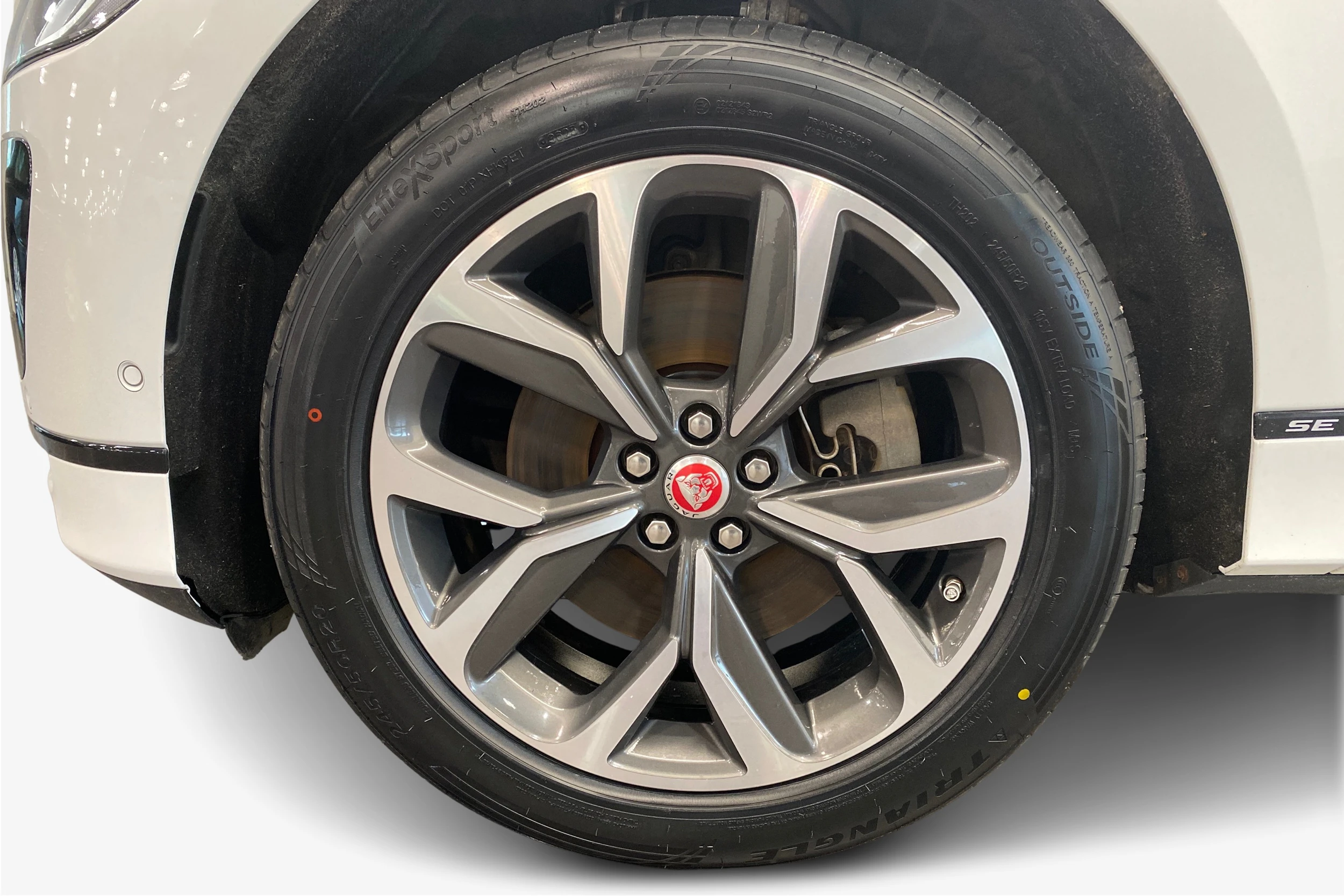 valkoinen Jaguar I-PACE 2019 kuva 9.