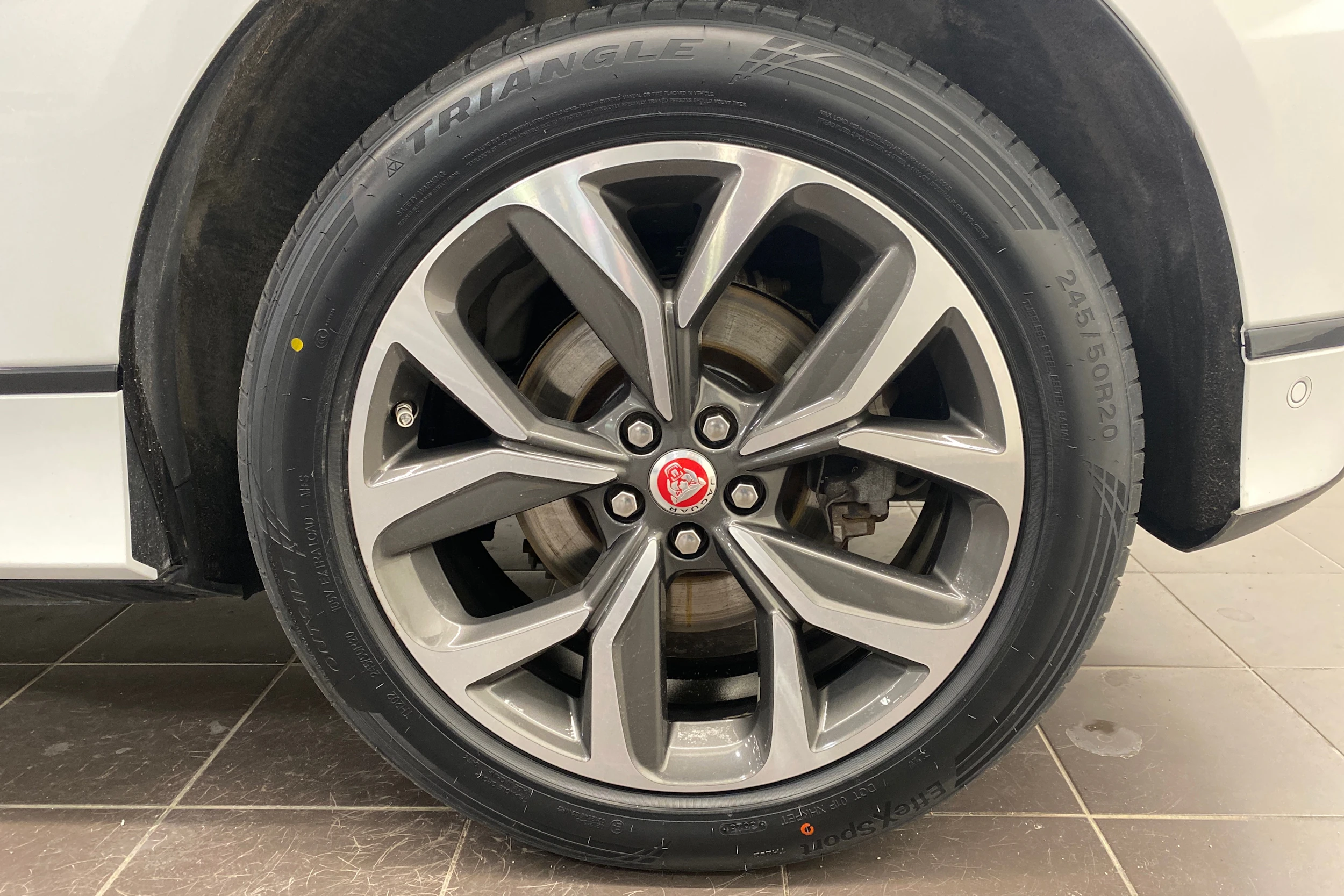 valkoinen Jaguar I-PACE 2019 kuva 10.