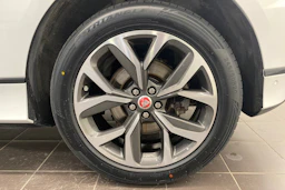 valkoinen Jaguar I-PACE 2019 kuva 10.