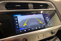 valkoinen Jaguar I-PACE 2019 kuva 13.
