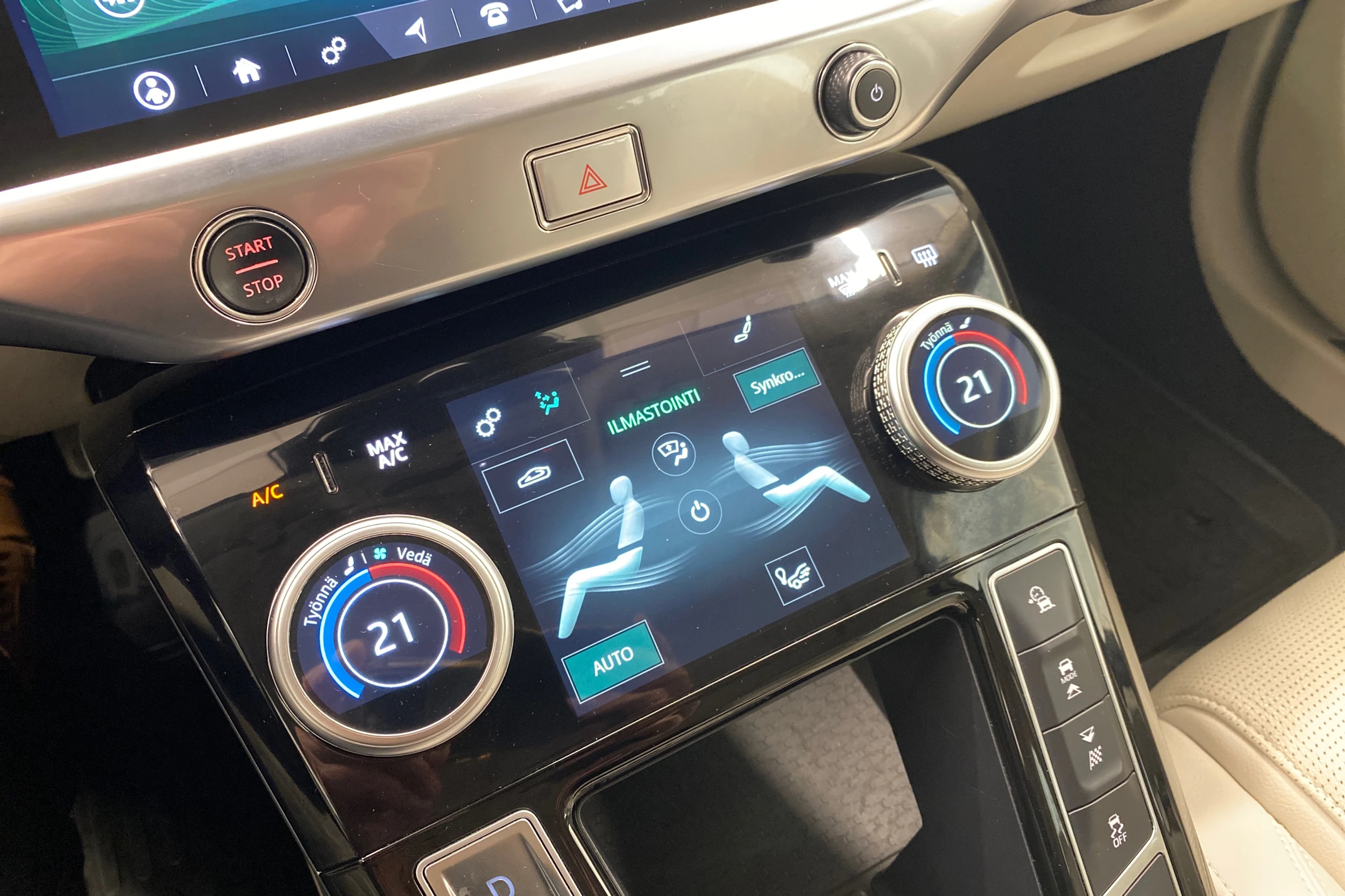 valkoinen Jaguar I-PACE 2019 kuva 15.