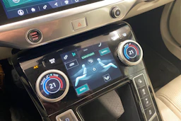 valkoinen Jaguar I-PACE 2019 kuva 15.