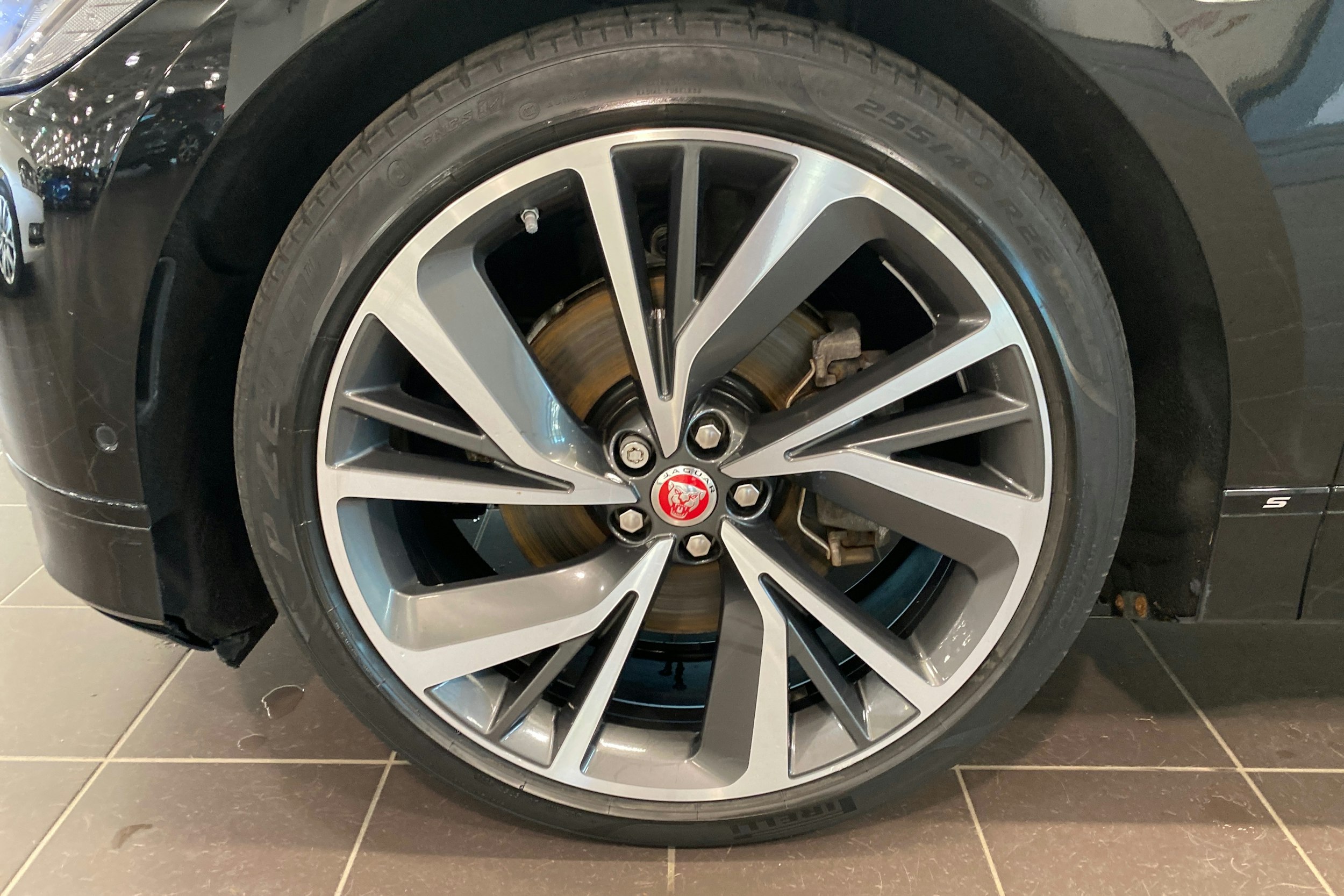 Musta Jaguar I-PACE 2019 kuva 13.