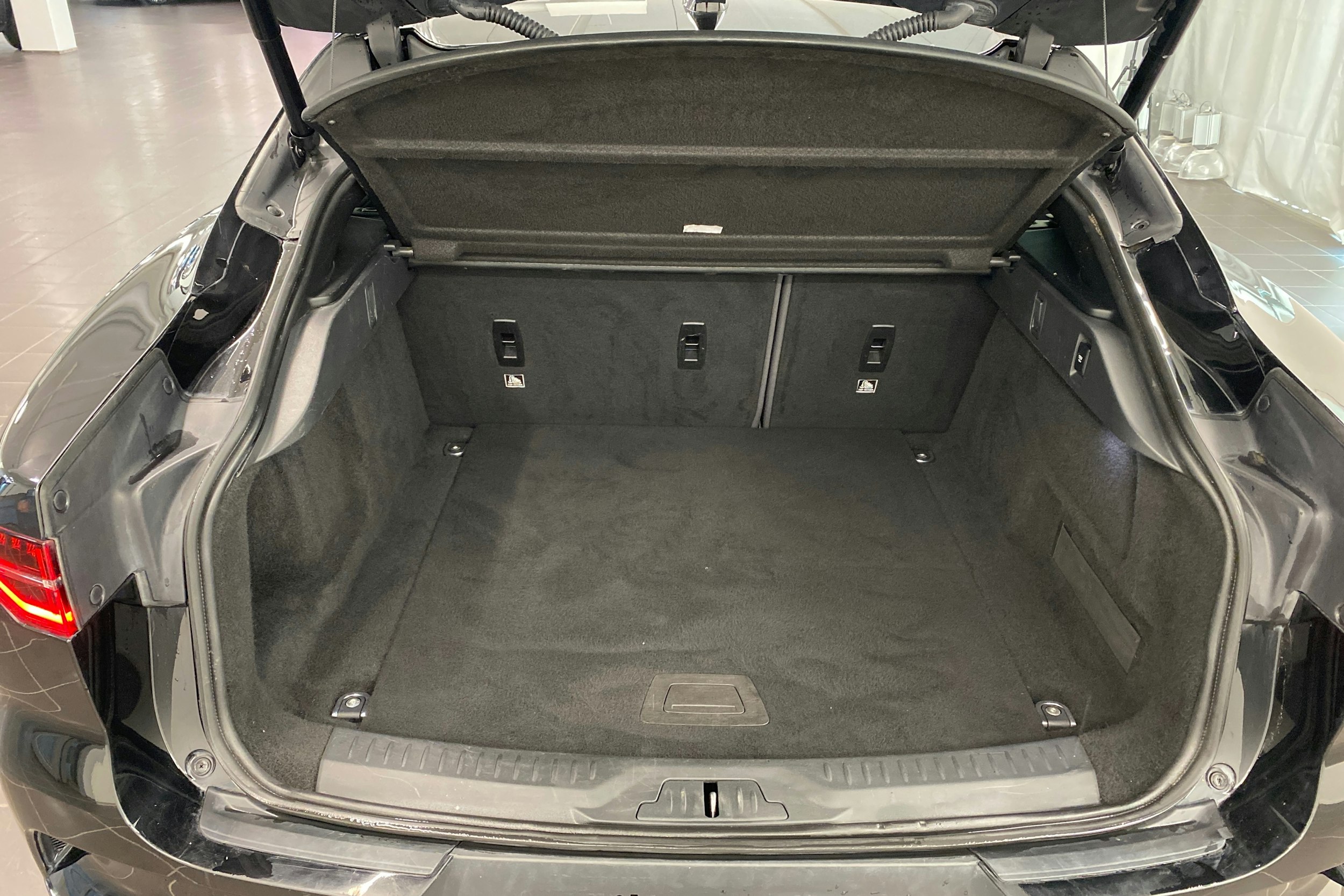 Musta Jaguar I-PACE 2019 kuva 15.