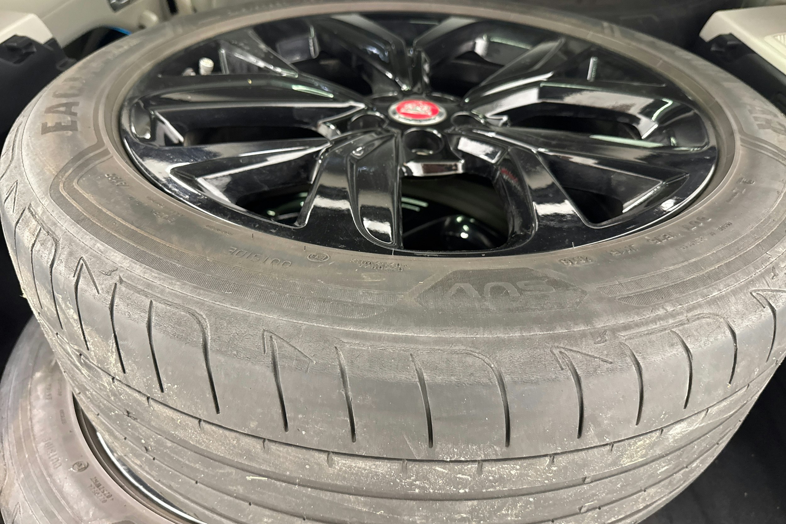 Harmaa Jaguar I-PACE 2019 kuva 13.