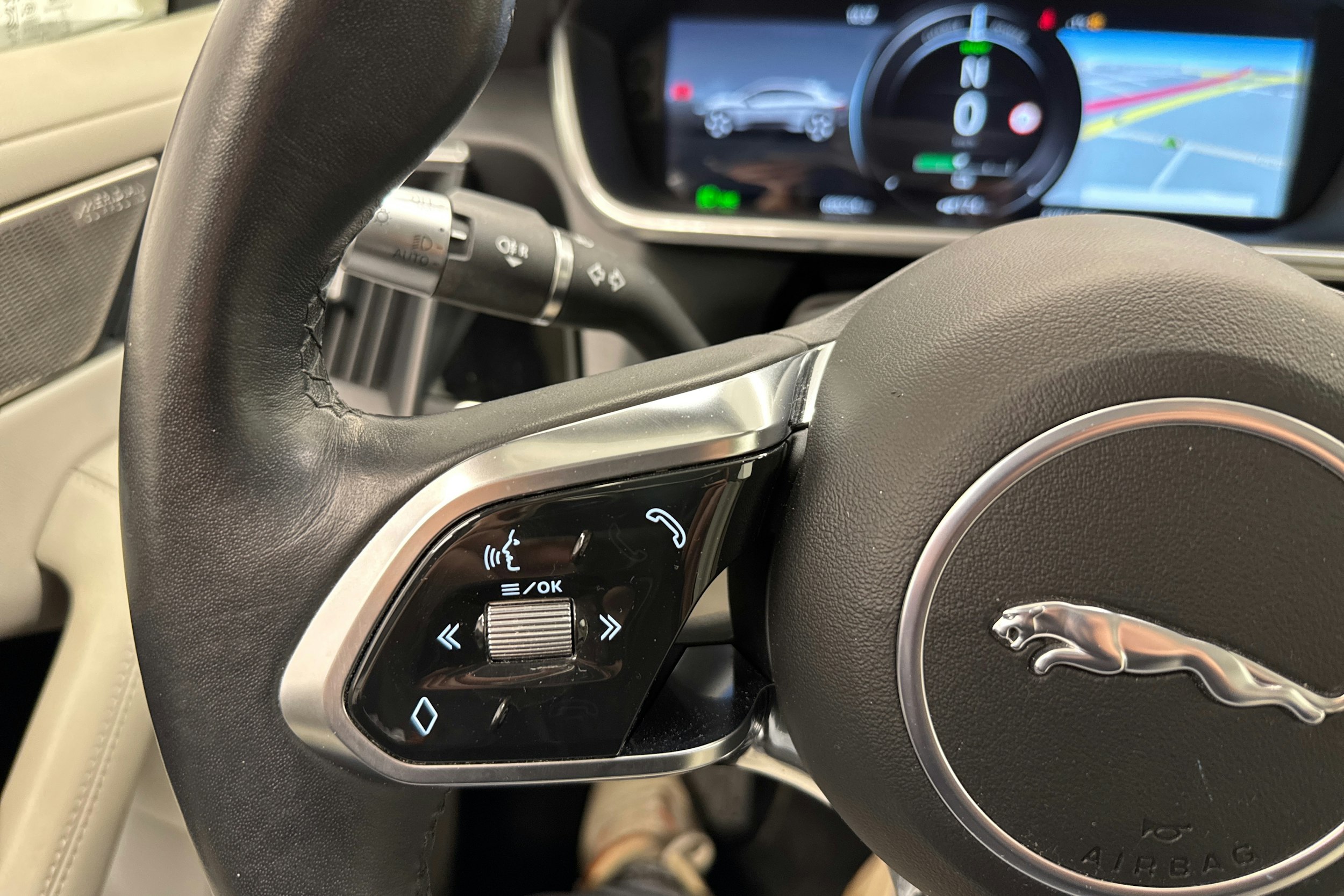 Harmaa Jaguar I-PACE 2019 kuva 16.