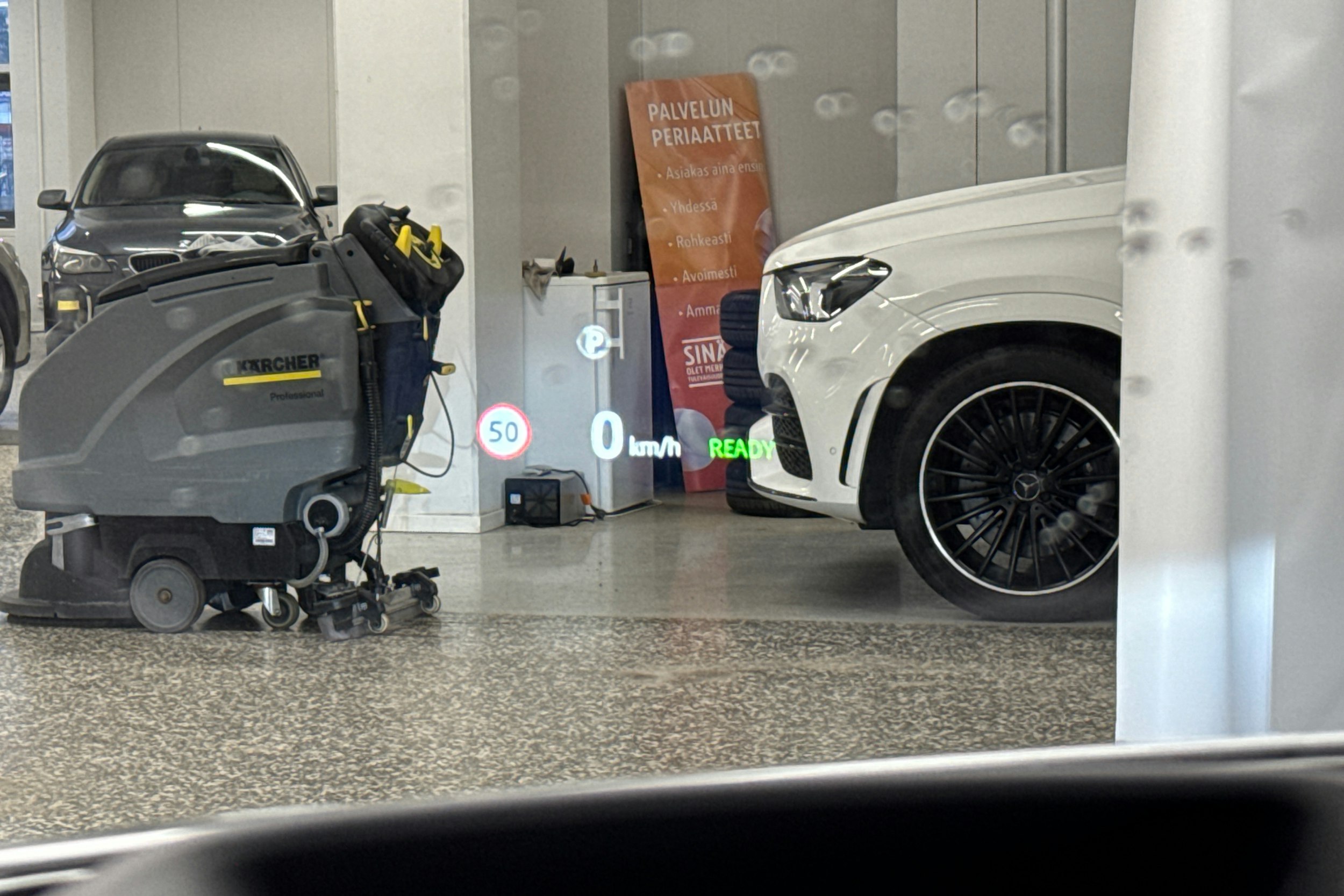 Harmaa Jaguar I-PACE 2019 kuva 24.