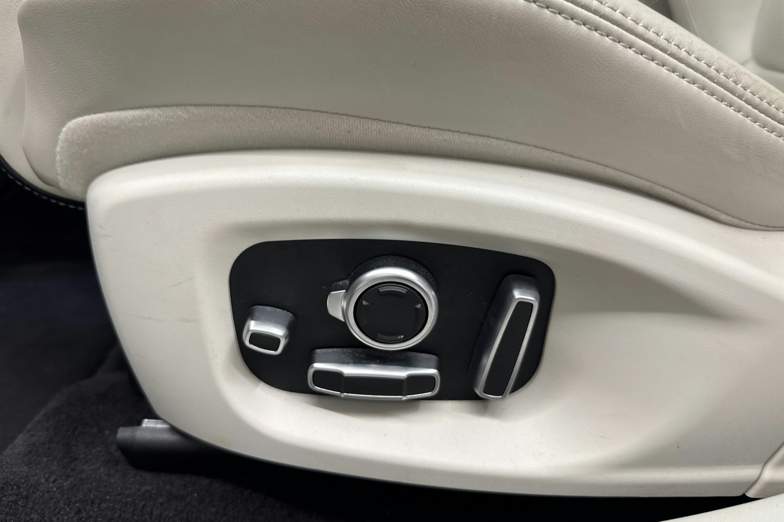 Harmaa Jaguar I-PACE 2019 kuva 28.