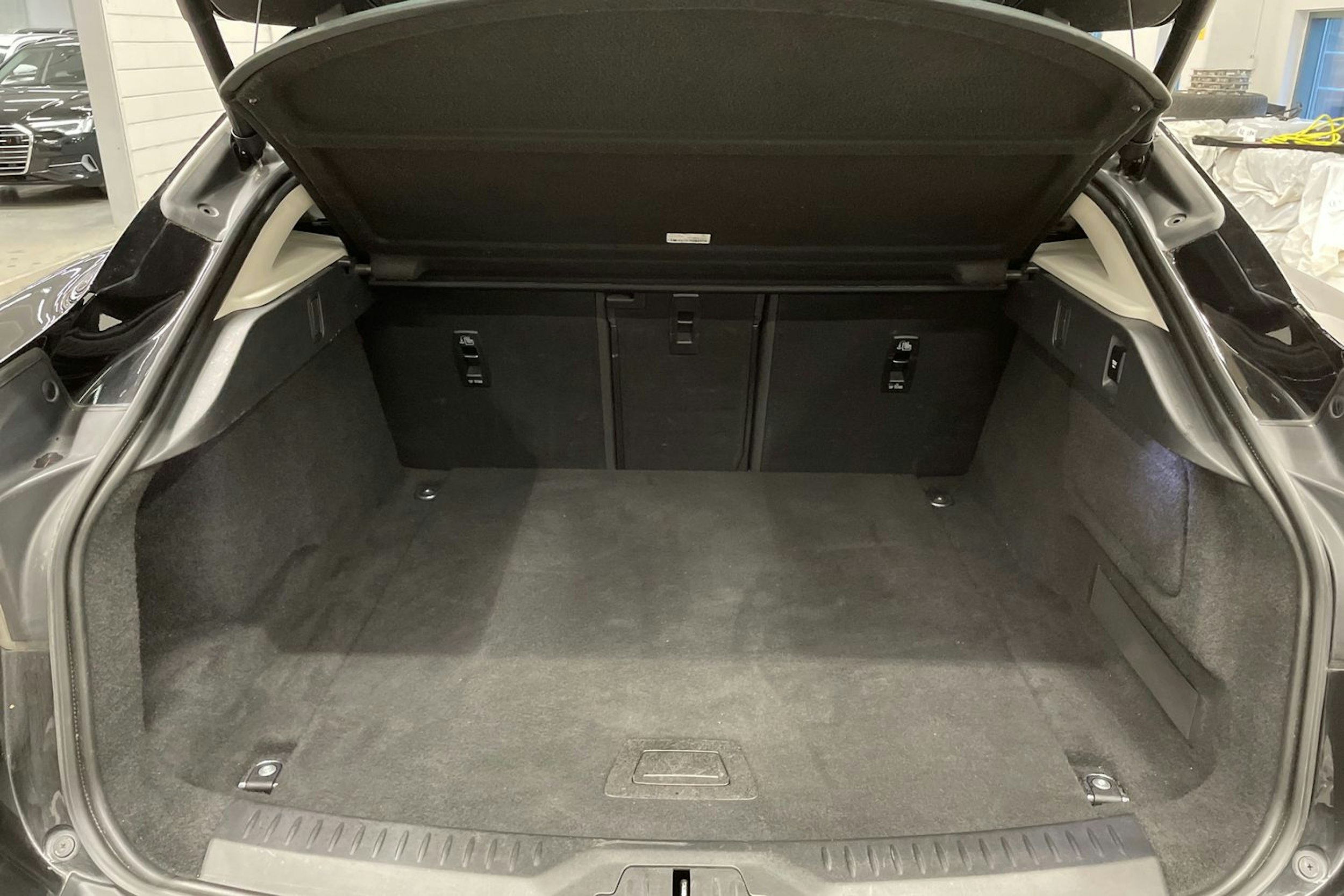 musta Jaguar I-PACE 2020 kuva 15.