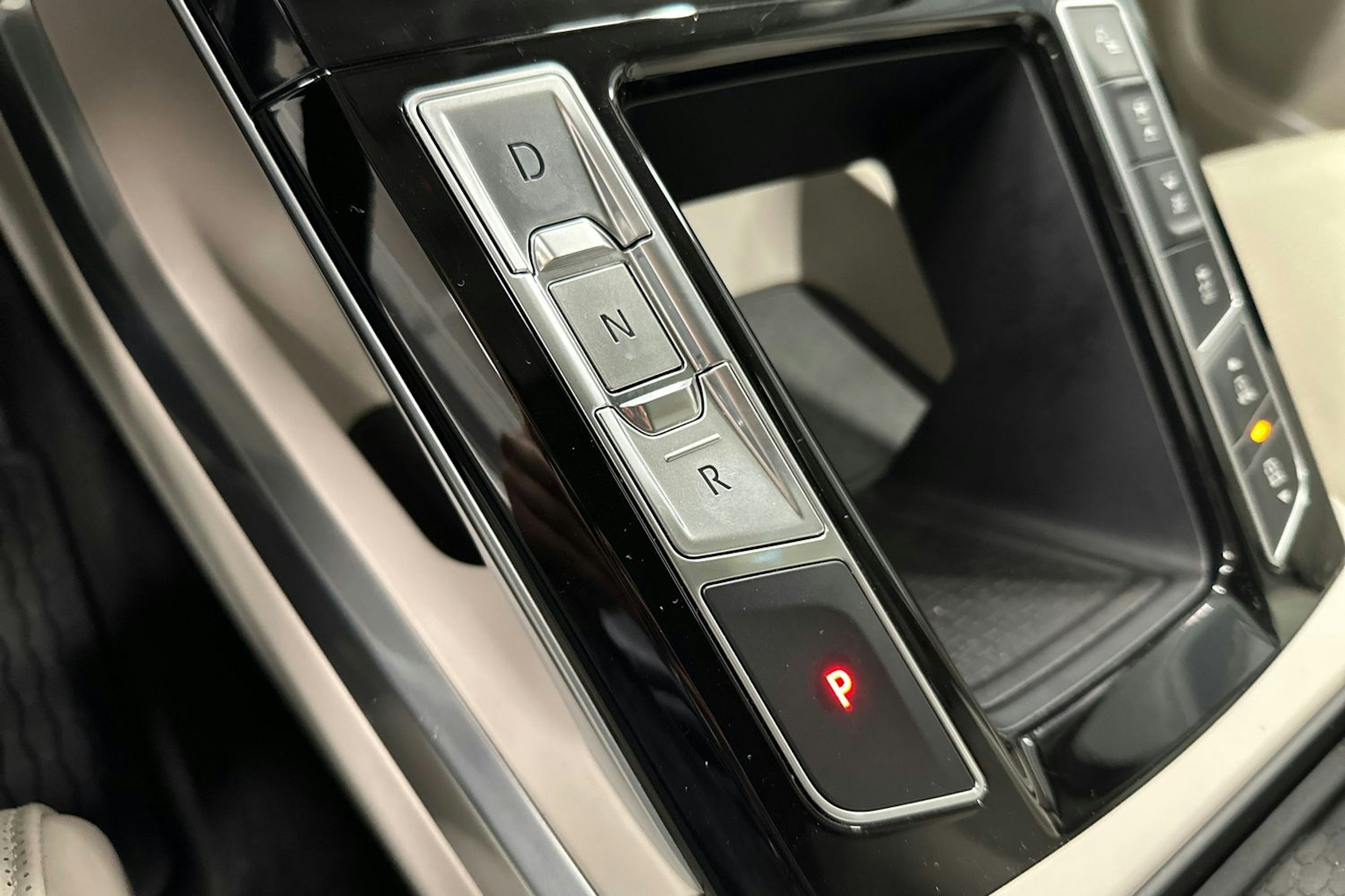 harmaa Jaguar I-PACE 2020 kuva 27.